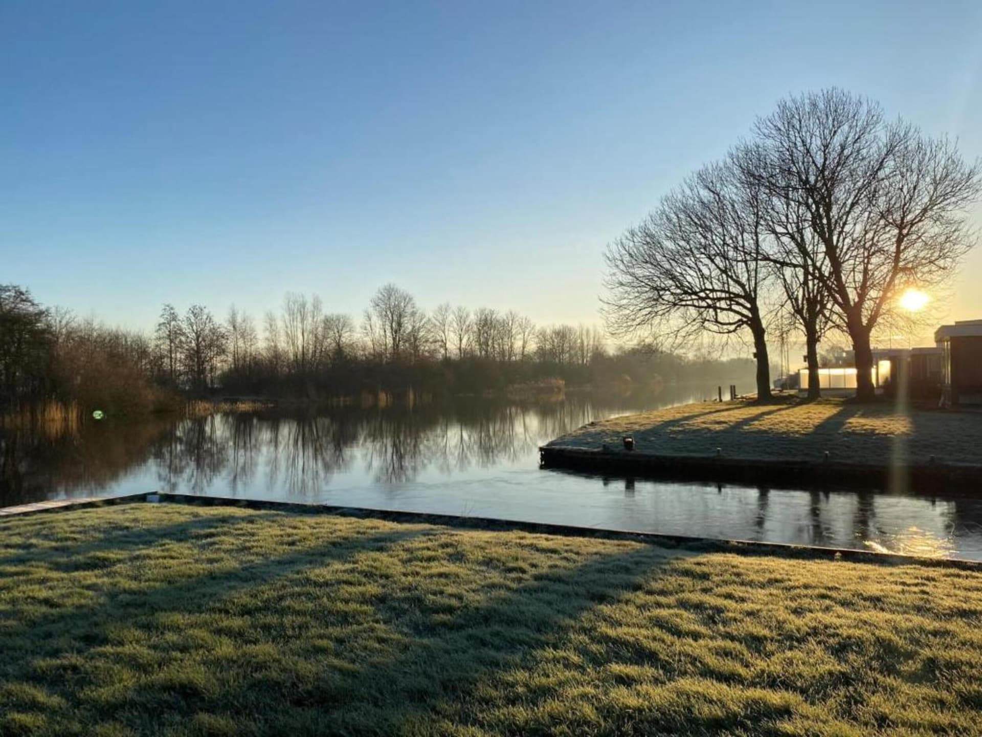Rietgedekte villa aan het water in Friesland - foto 40