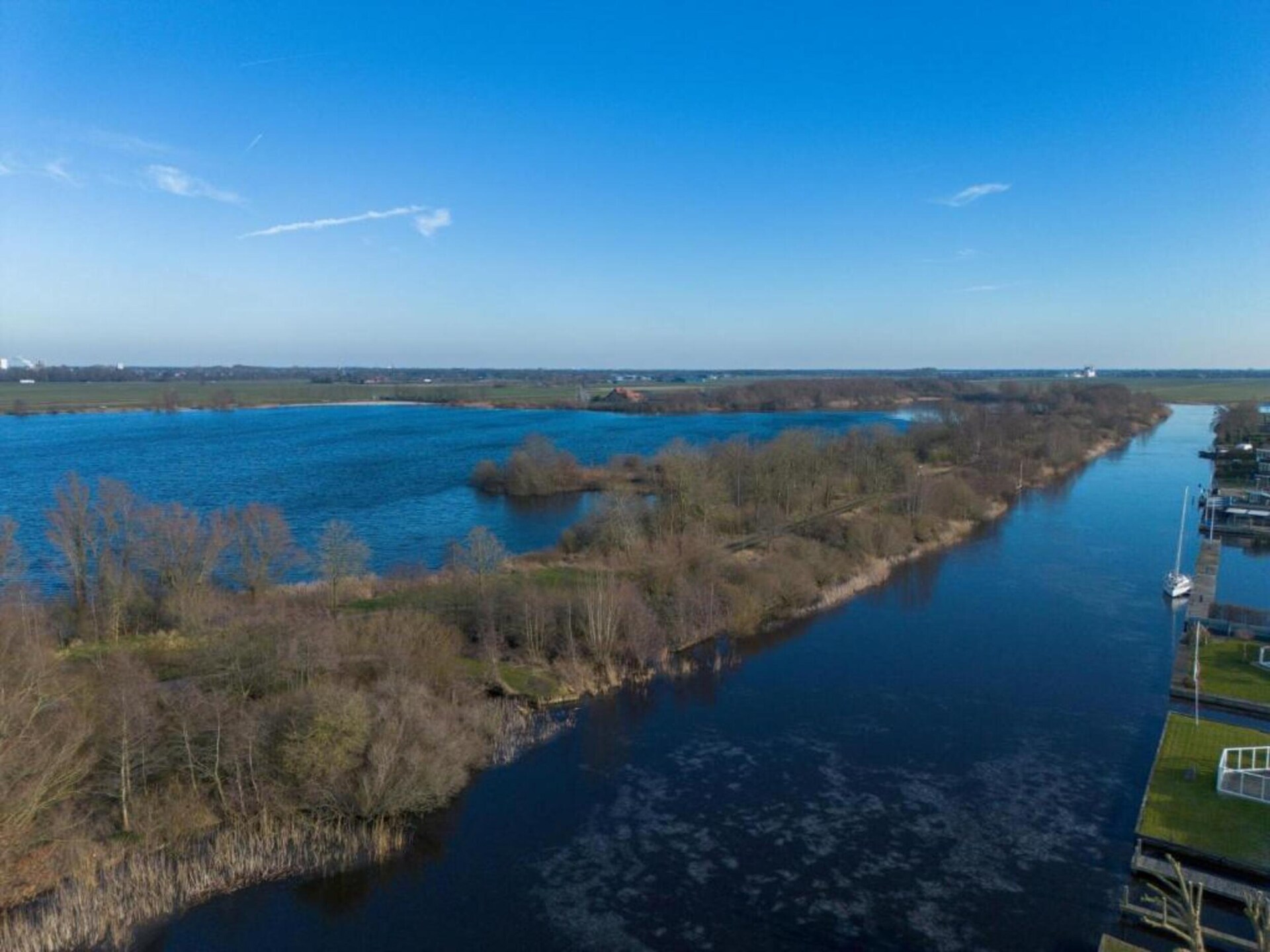 Rietgedekte villa aan het water in Friesland - foto 41
