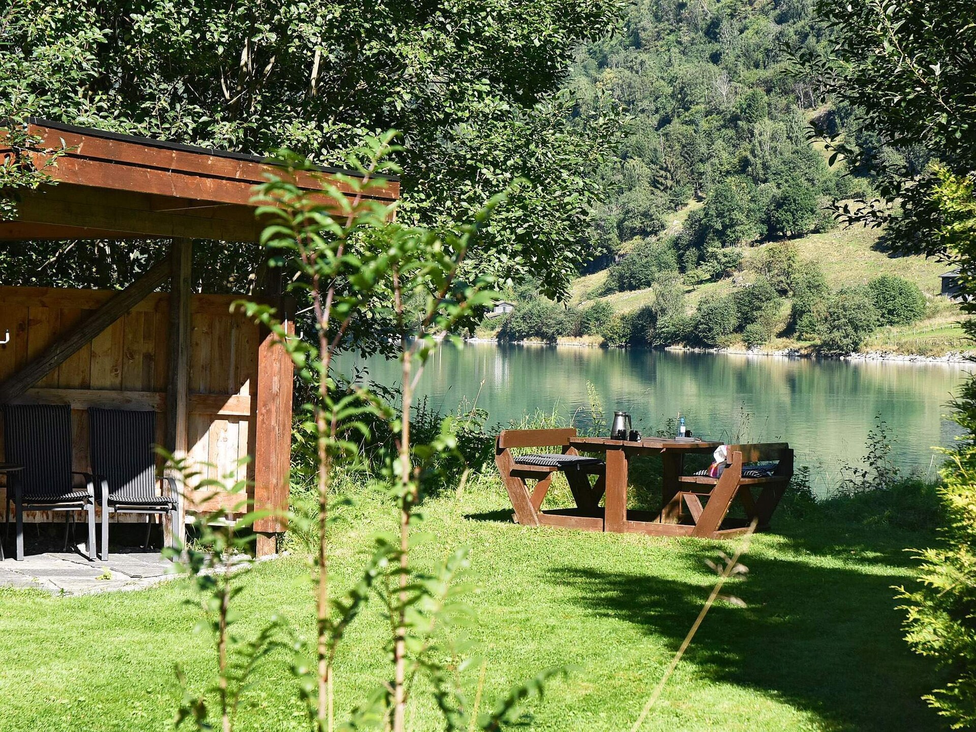 Idyllisch vakantiehuis direct aan het Oldevatnet meer met privé strand - foto 6