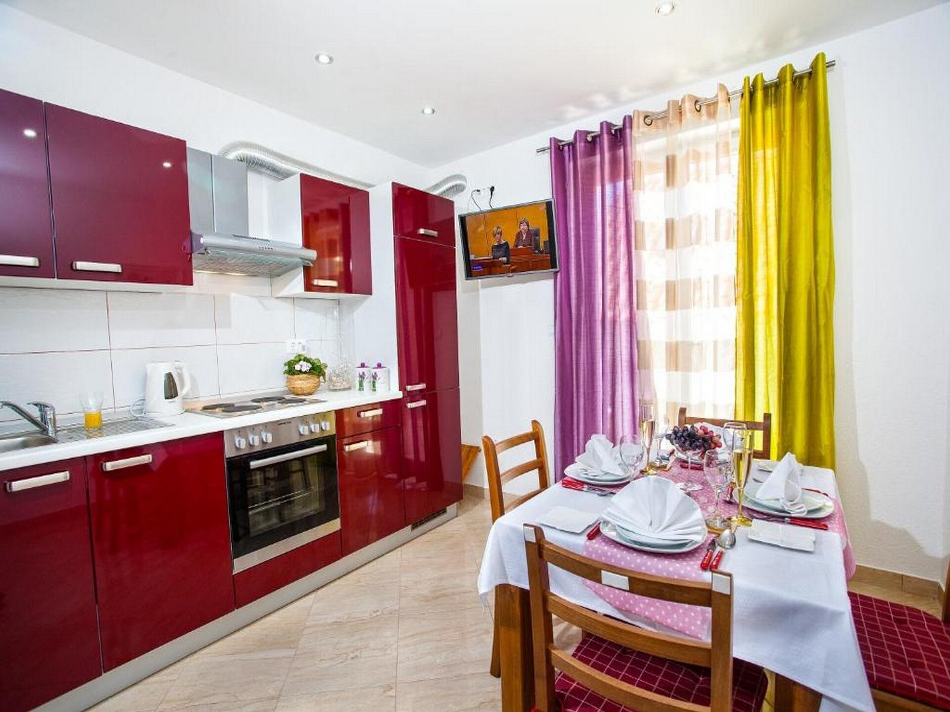 Appartement aan zee in Baška Voda met ruim terras en panoramisch zeezicht - foto 1