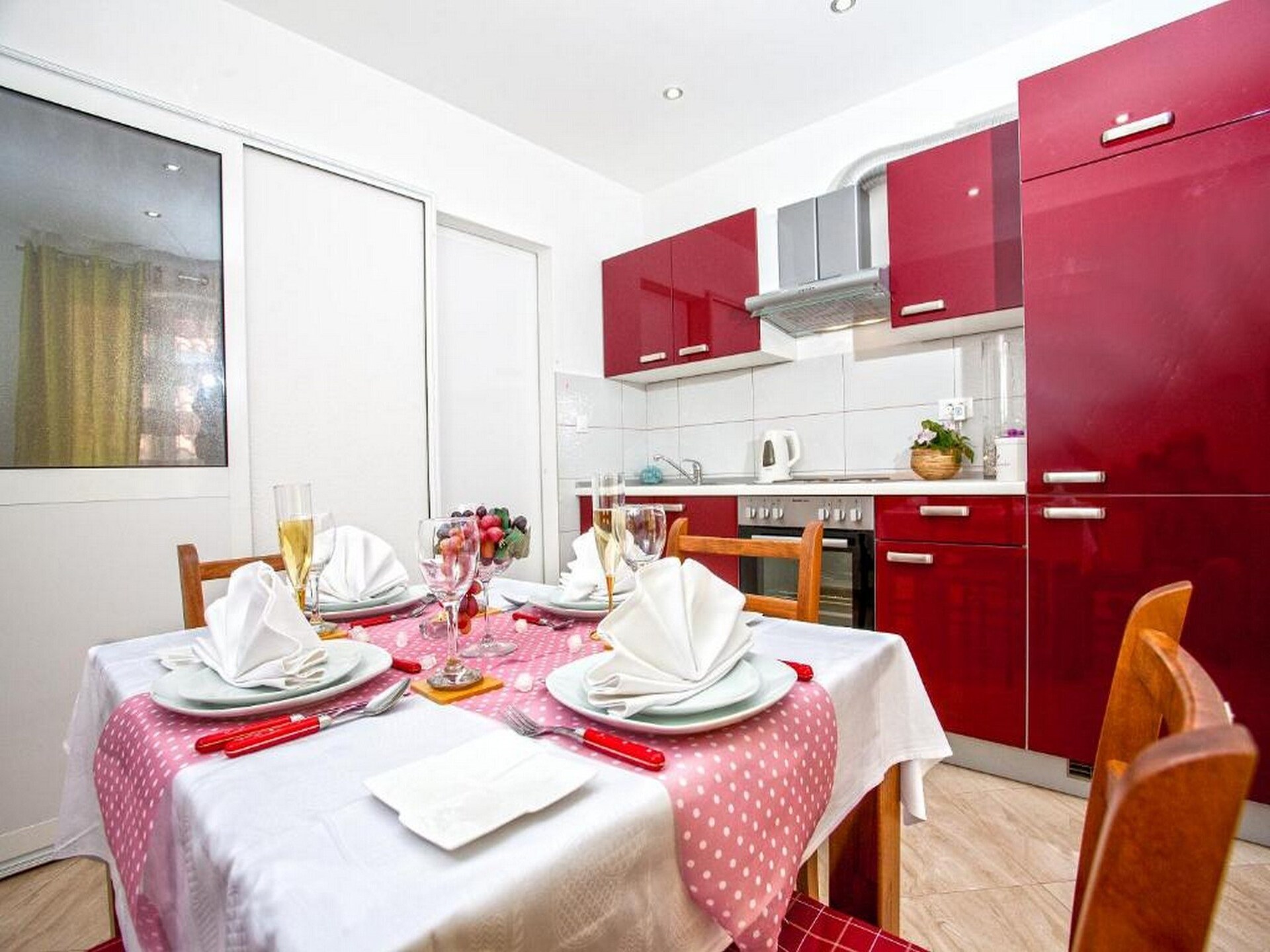 Appartement aan zee in Baška Voda met ruim terras en panoramisch zeezicht - foto 2