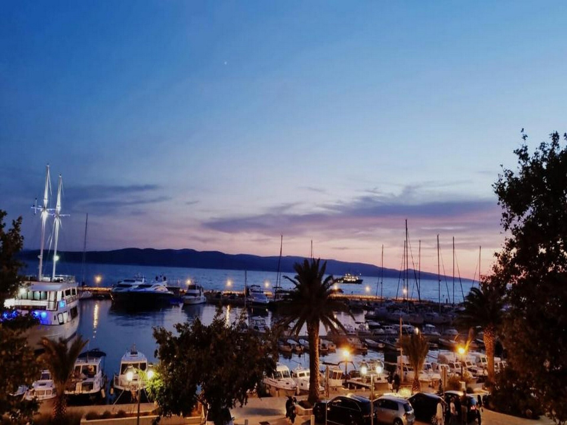 Appartement aan zee in Baška Voda met ruim terras en panoramisch zeezicht - foto 12