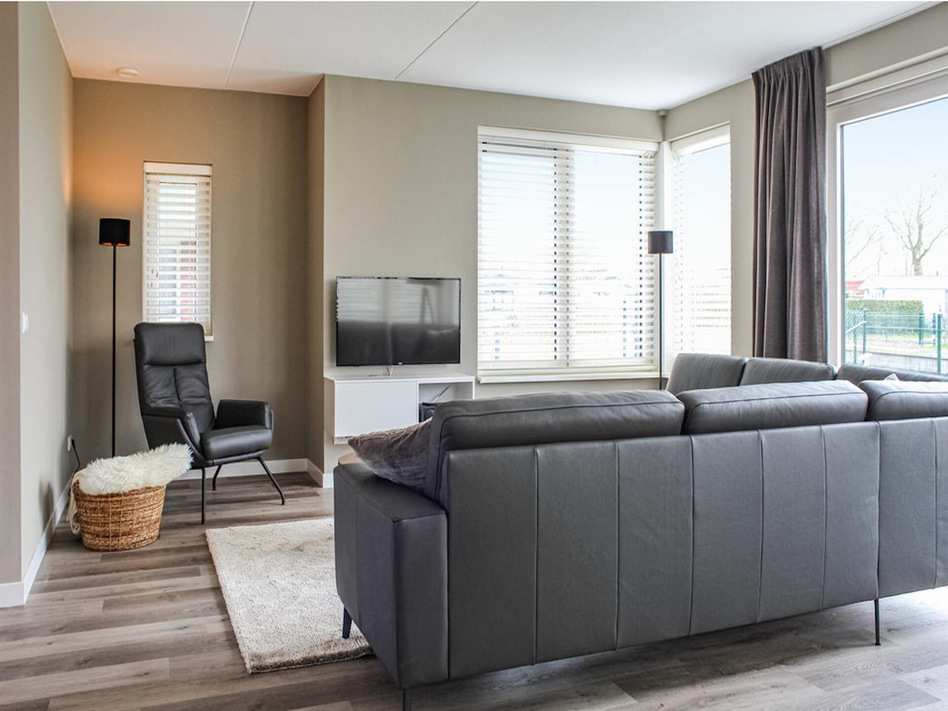 Rietgedekte villa met steiger aan het water in Friesland - foto 1