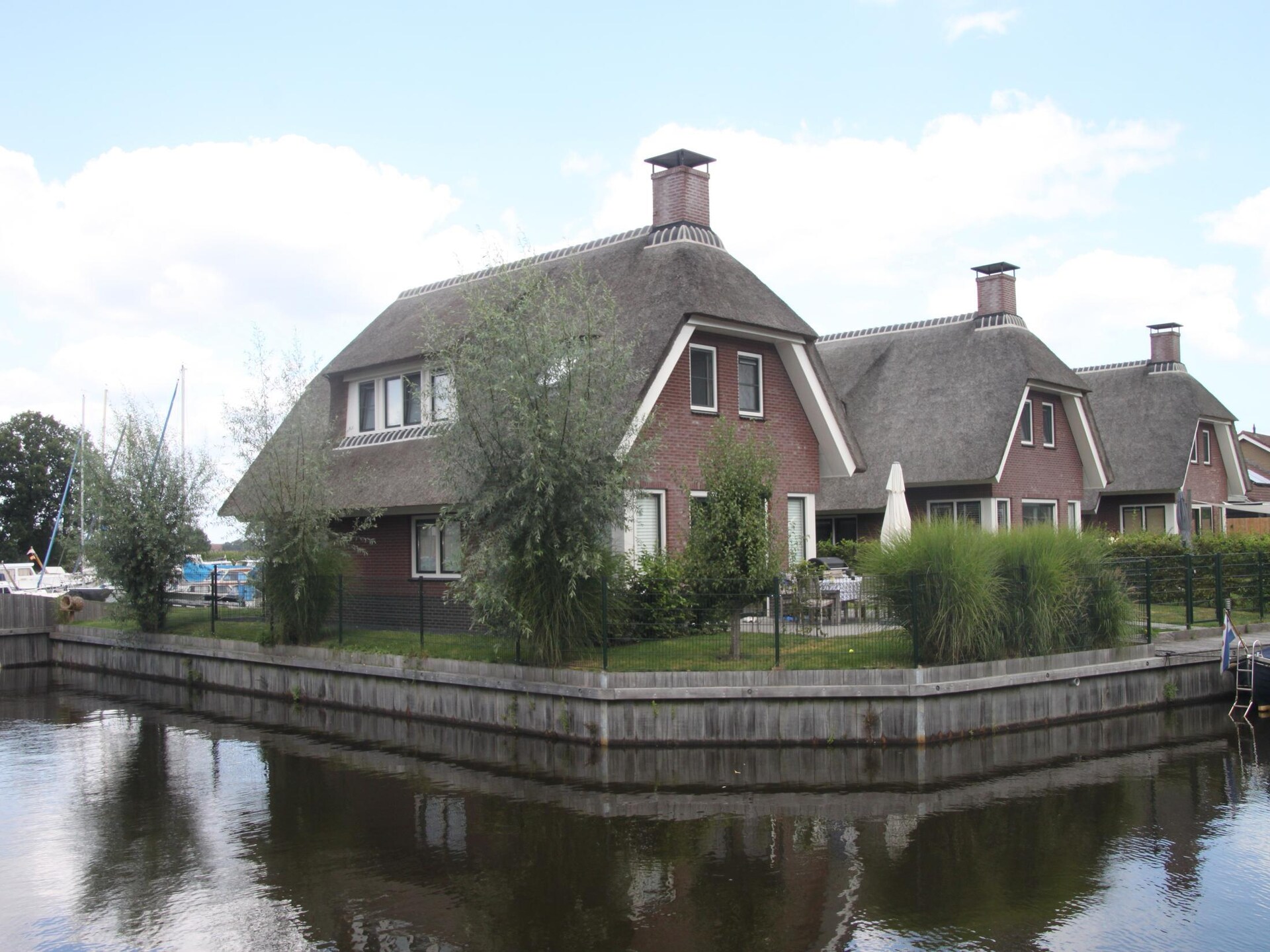 Rietgedekte villa met steiger aan het water in Friesland - foto 10
