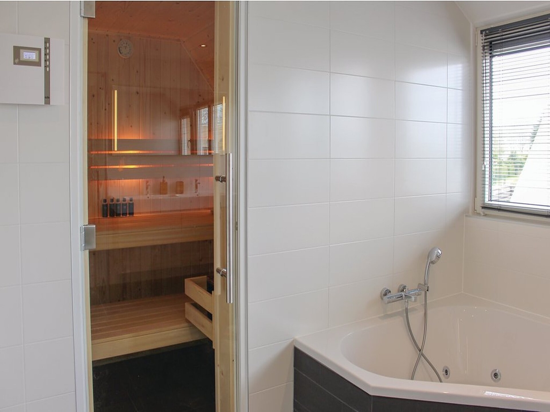 Rietgedekte villa met sauna en bubbelbad op vakantiepark in Friesland - foto 40