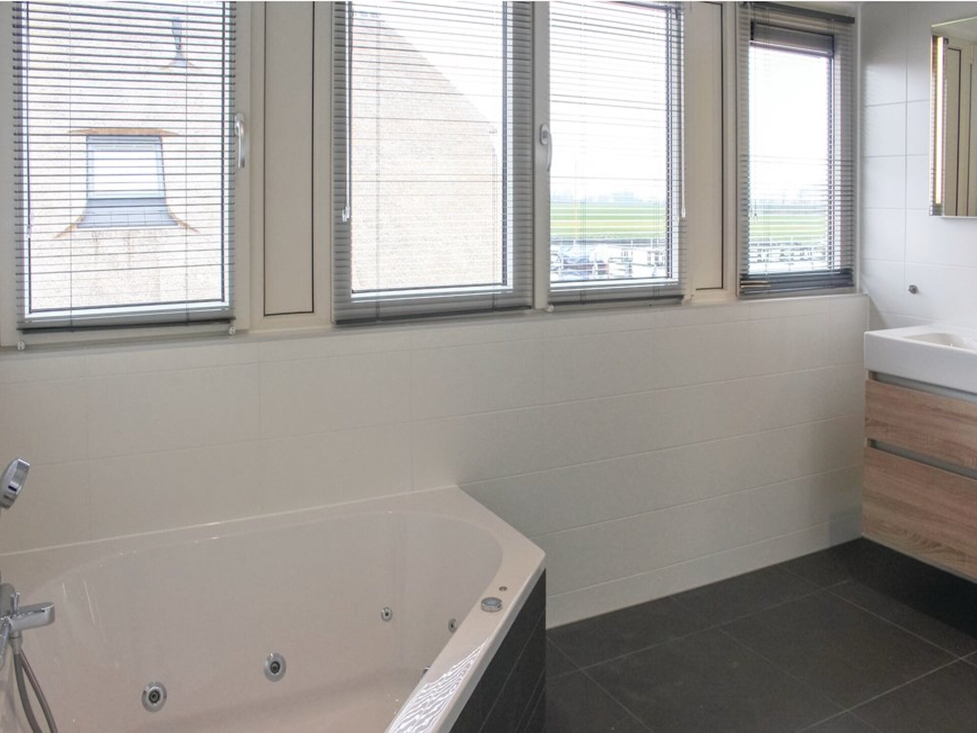 Rietgedekte villa met sauna en bubbelbad op vakantiepark in Friesland - foto 26