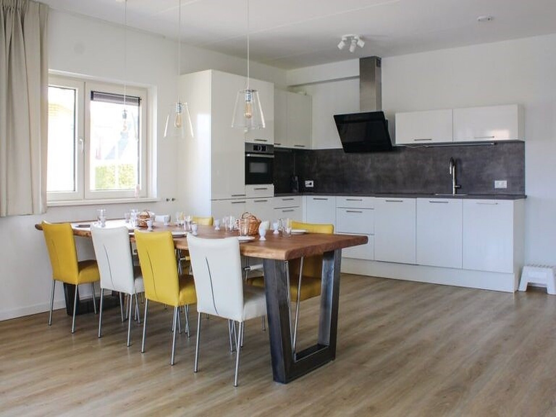 Rietgedekte villa met aanlegsteiger op rustig vakantiepark in Friesland - foto 3