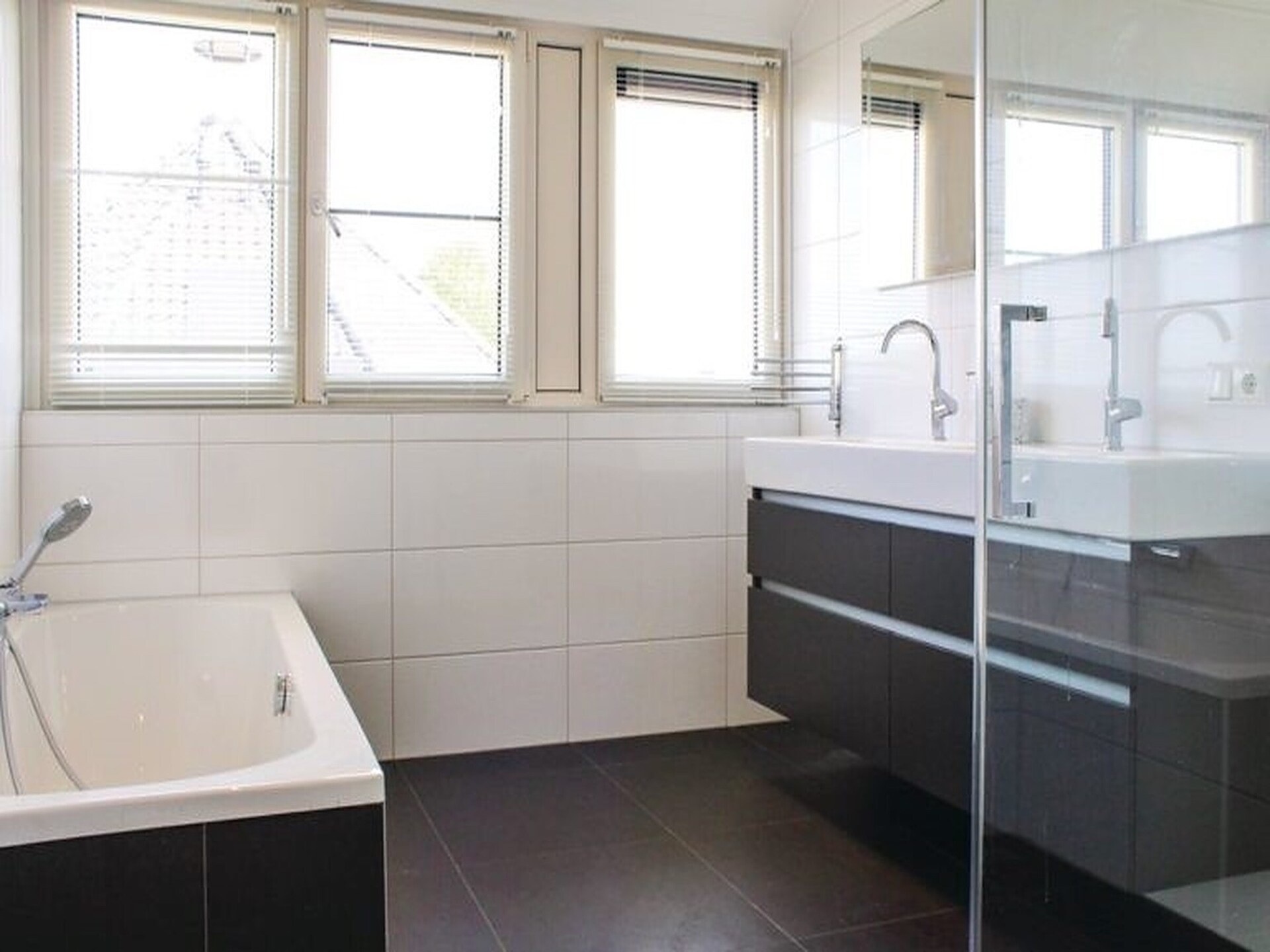 Rietgedekte villa met aanlegsteiger op rustig vakantiepark in Friesland - foto 17