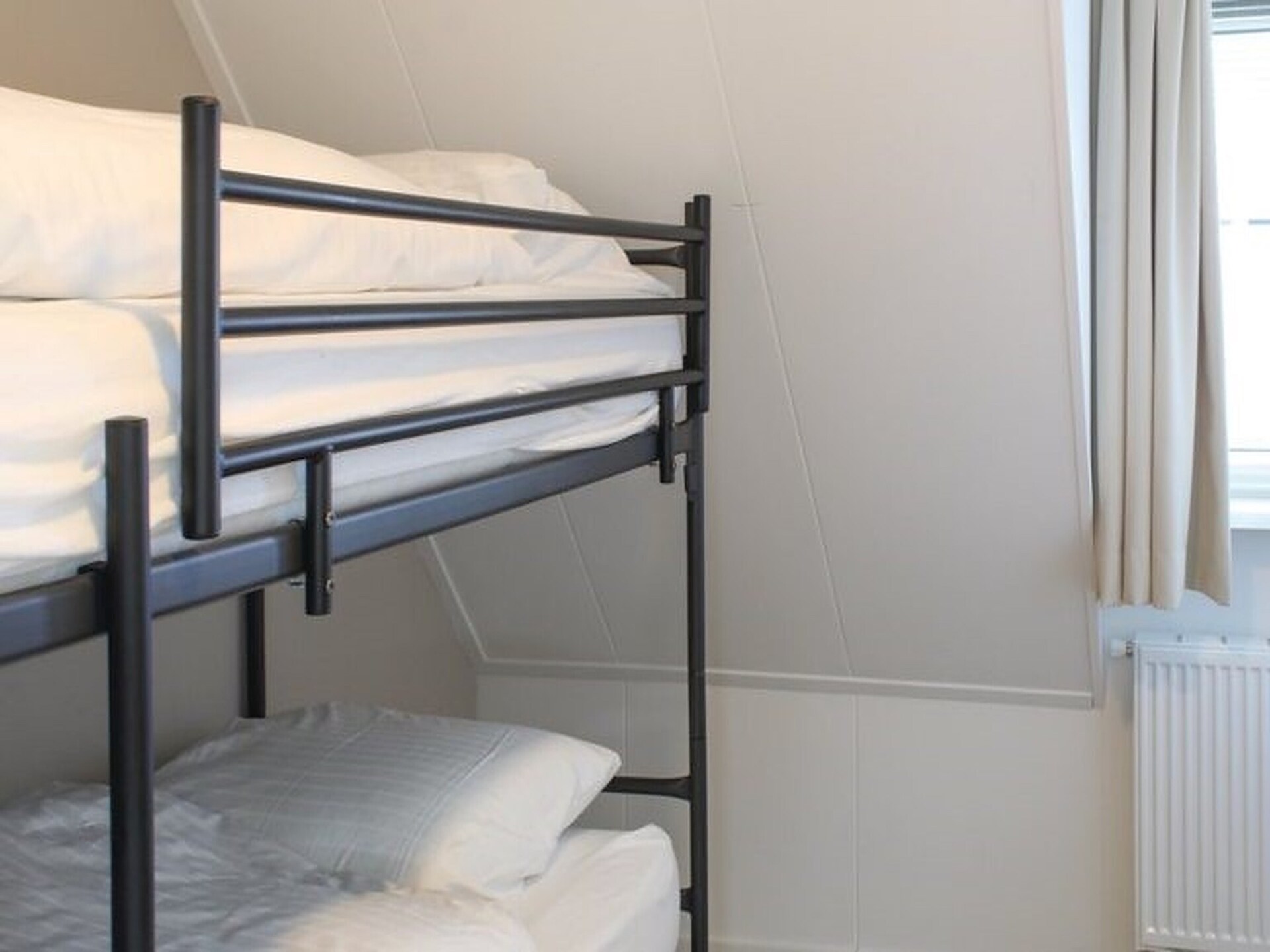 Rietgedekte villa met aanlegsteiger op rustig vakantiepark in Friesland - foto 12
