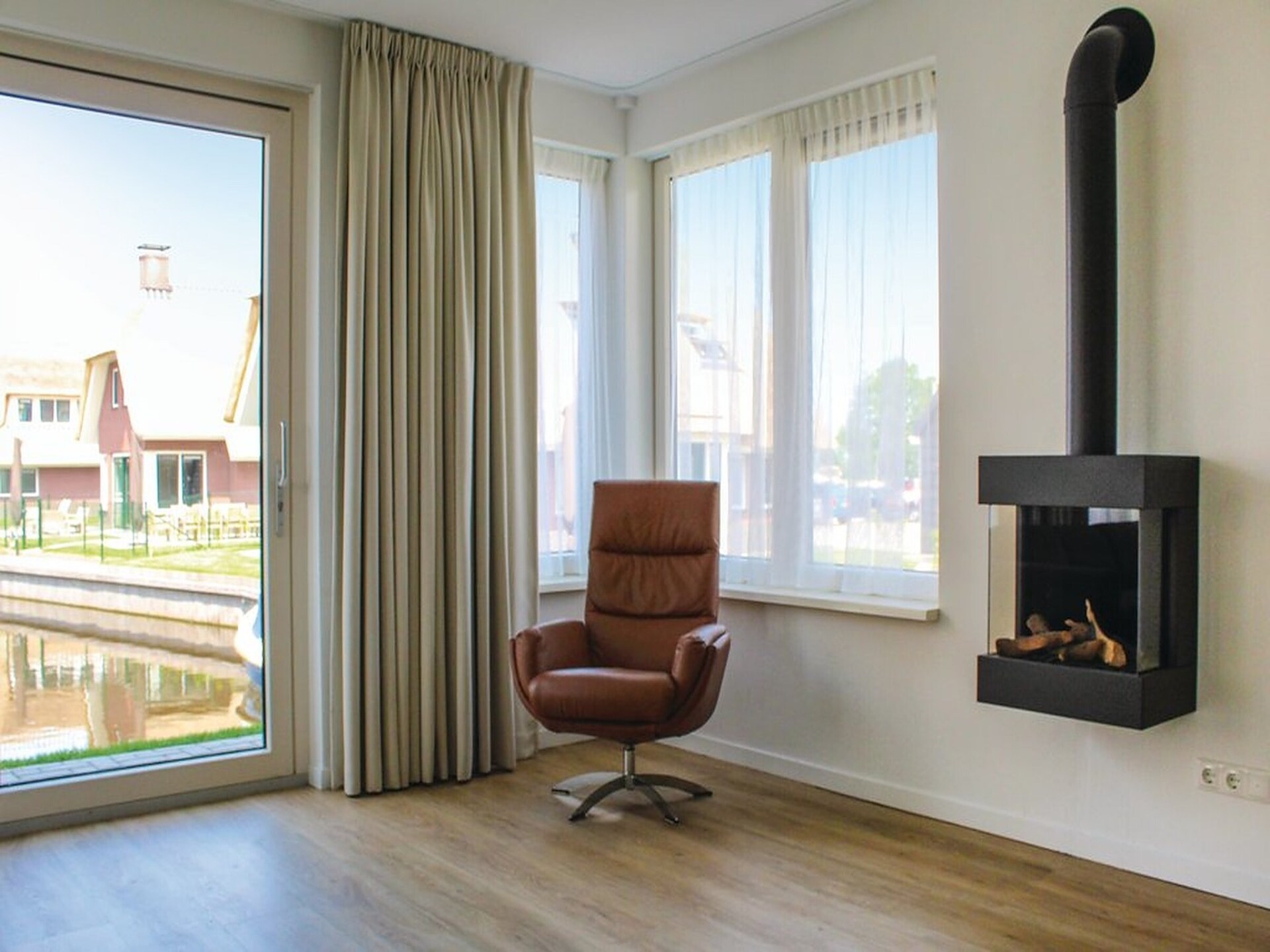 Rietgedekte villa met aanlegsteiger op rustig vakantiepark in Friesland - foto 7