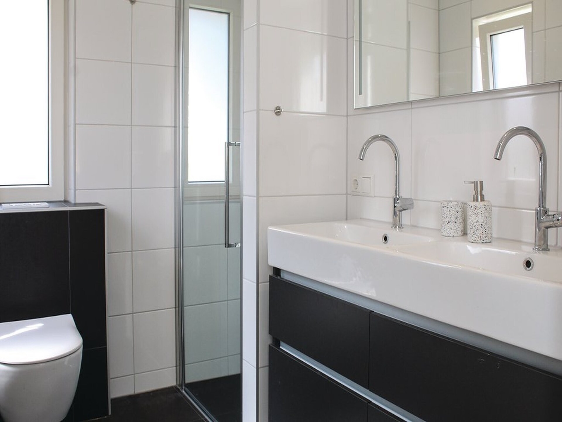 Rietgedekte villa met aanlegsteiger op rustig vakantiepark in Friesland - foto 19