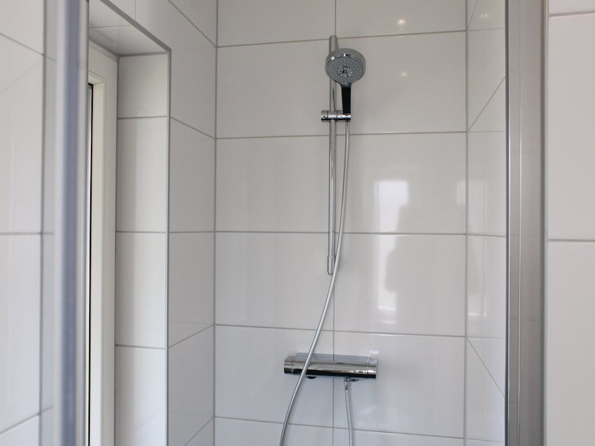 Rietgedekte villa met aanlegsteiger op rustig vakantiepark in Friesland - foto 13