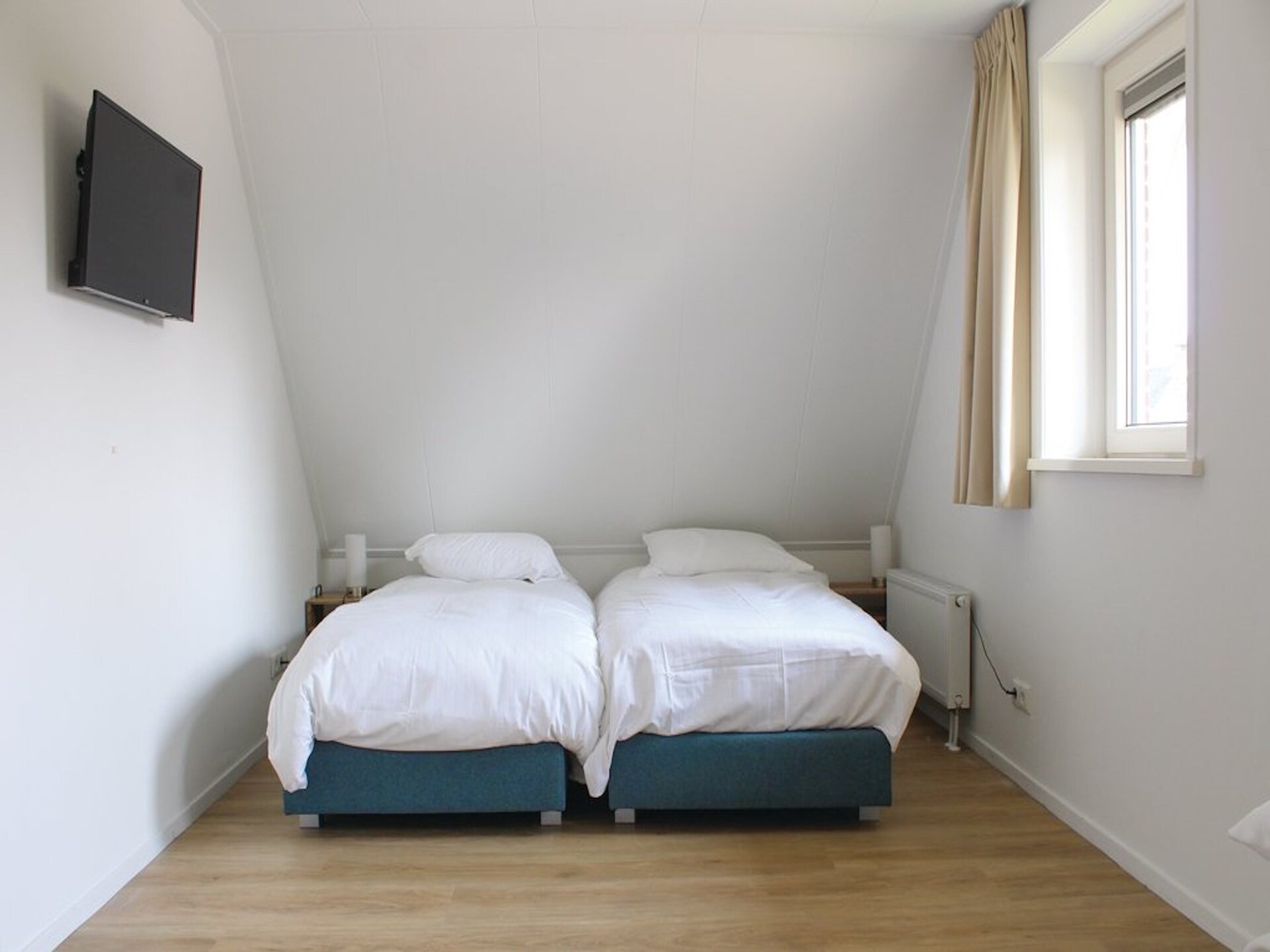Rietgedekte villa met aanlegsteiger op rustig vakantiepark in Friesland - foto 9