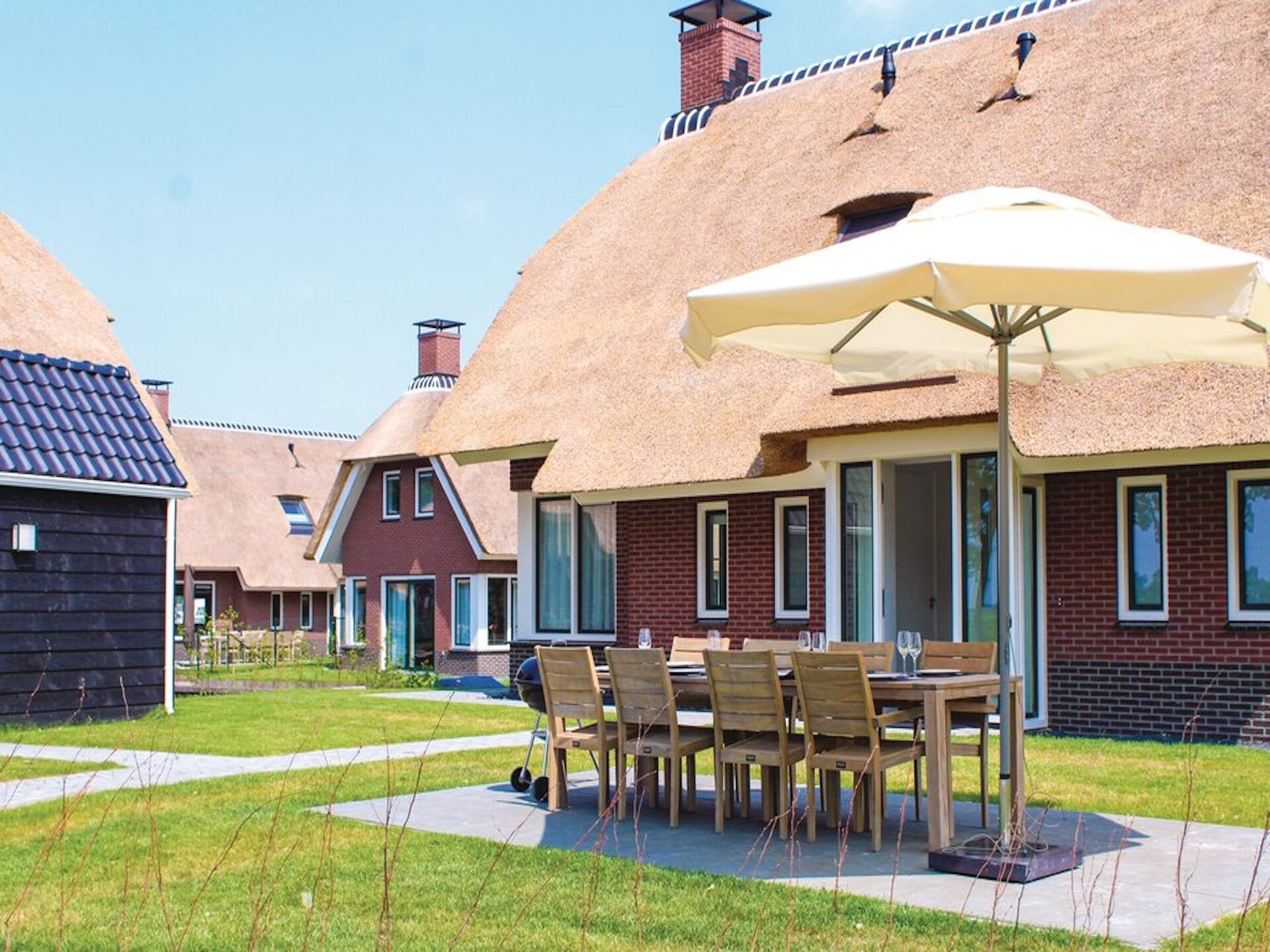 Rietgedekte villa met aanlegsteiger op rustig vakantiepark in Friesland - foto 10