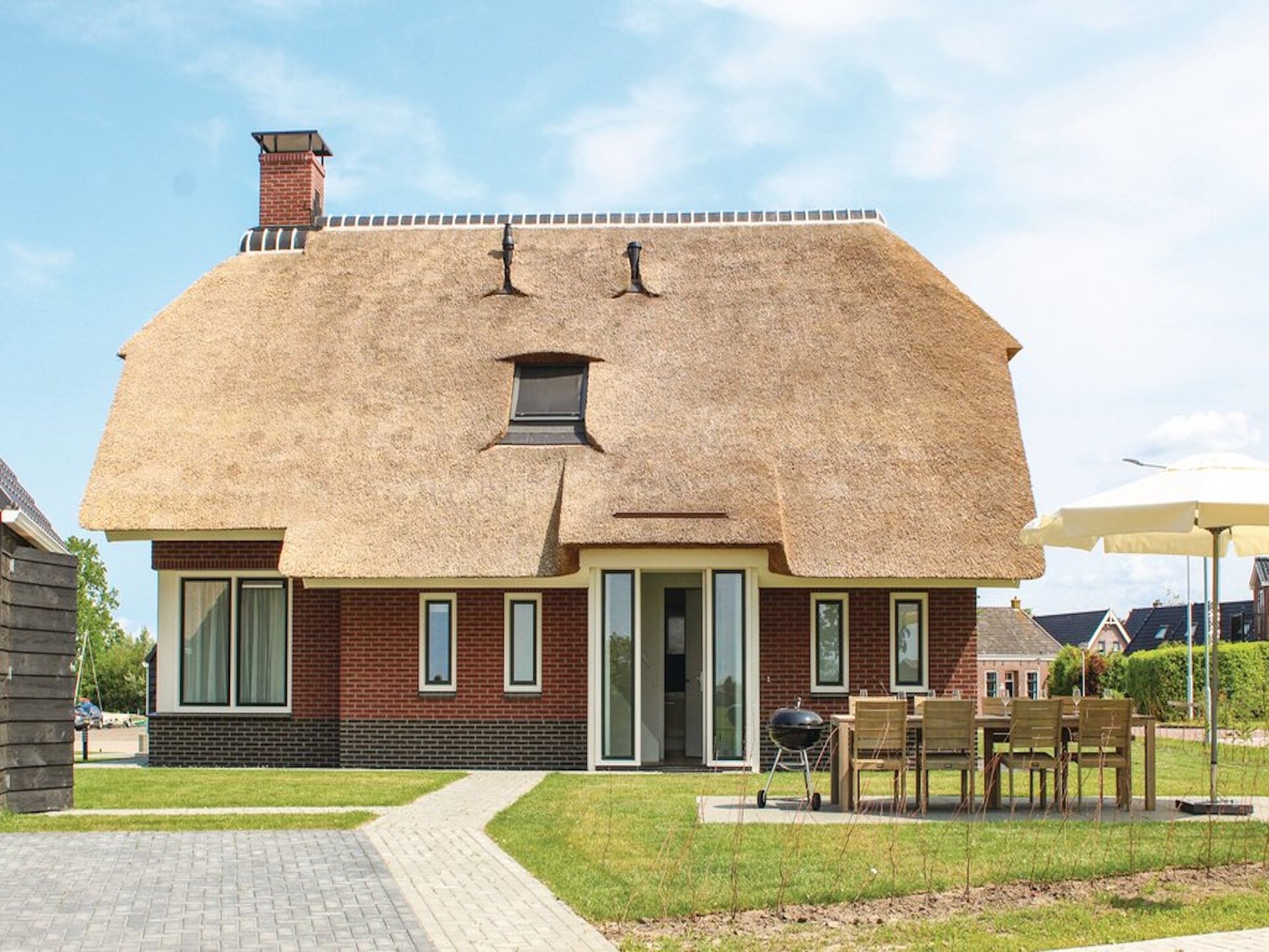 Rietgedekte villa met aanlegsteiger op rustig vakantiepark in Friesland - foto 18