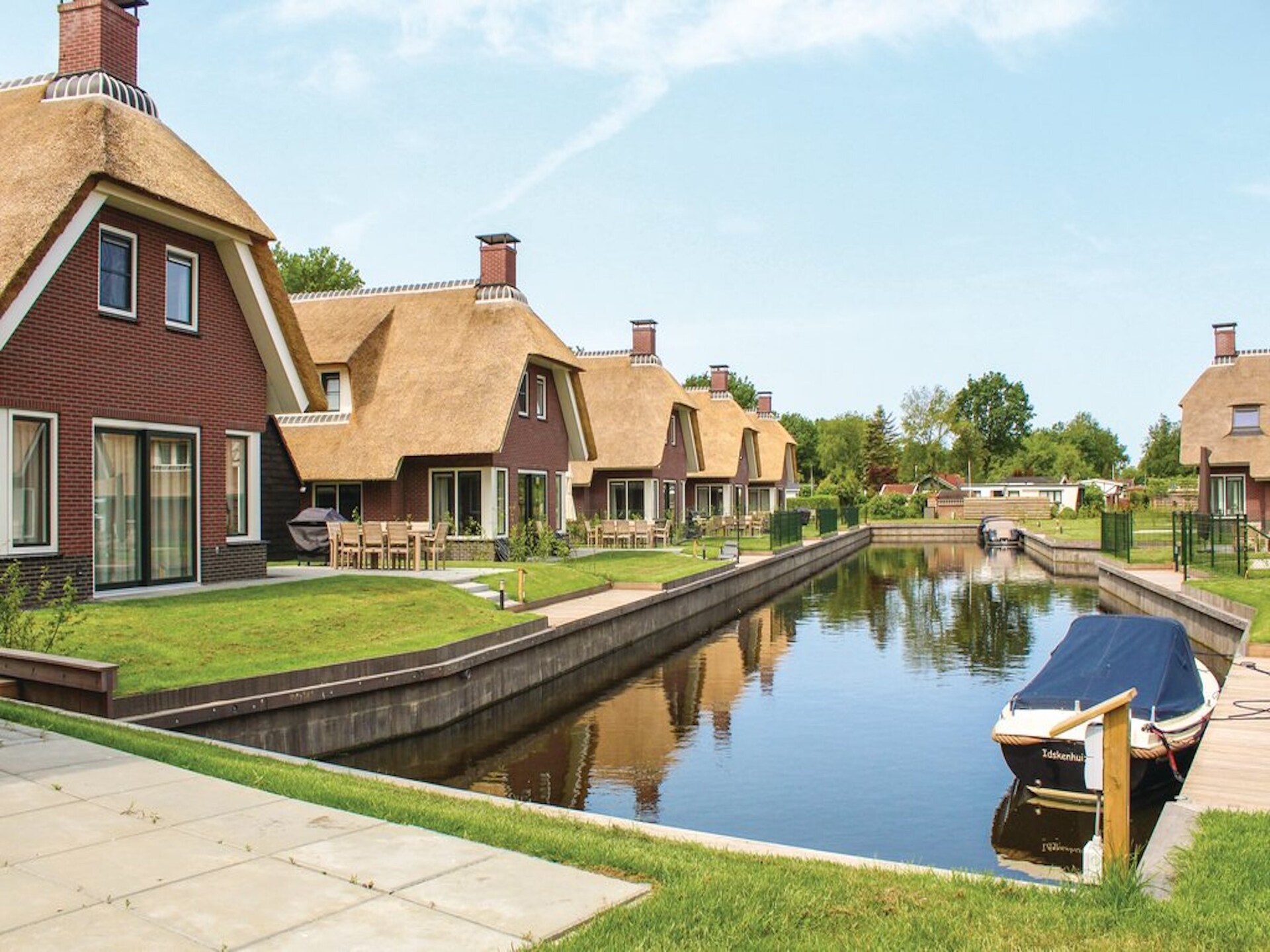 Rietgedekte villa met aanlegsteiger op rustig vakantiepark in Friesland - foto 6