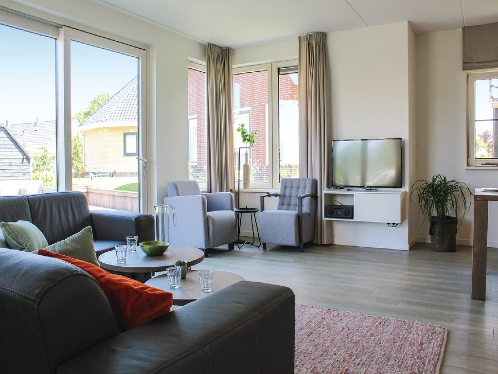 Luxe rietgedekte villa aan het water met sauna in Friesland - foto 2