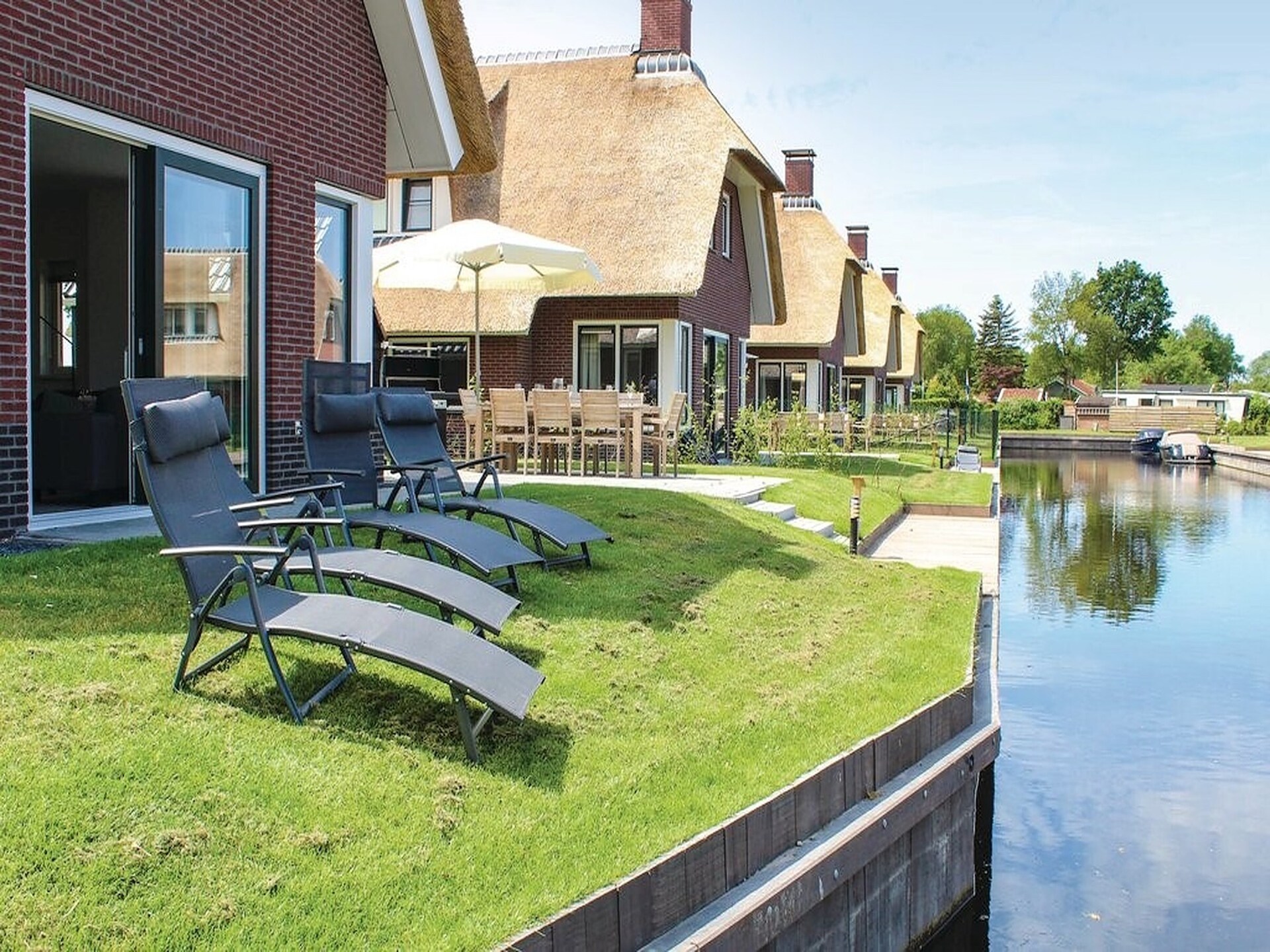 Luxe rietgedekte villa aan het water met sauna in Friesland - foto 6