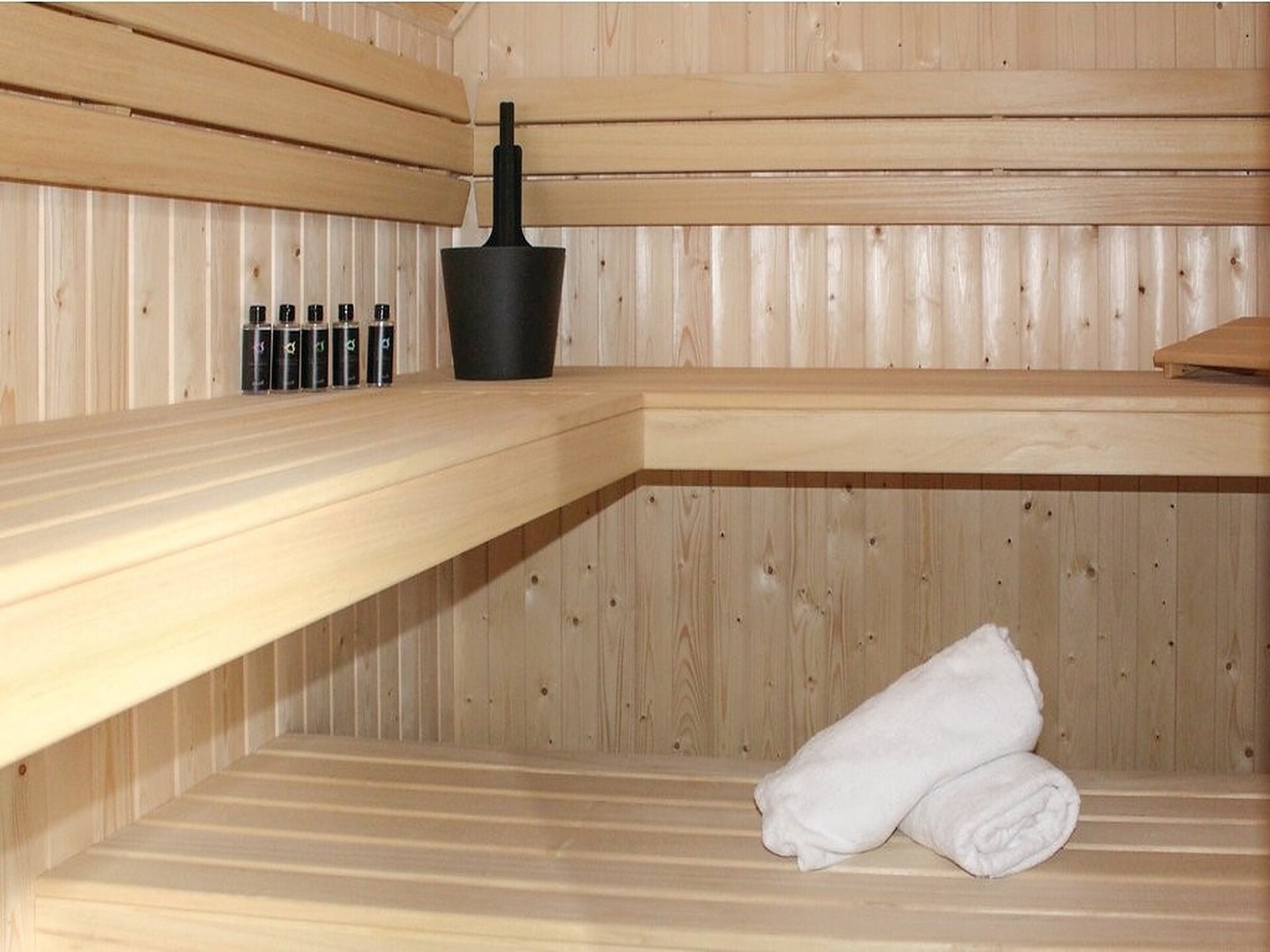 Luxe rietgedekte villa aan het water met sauna in Friesland - foto 40