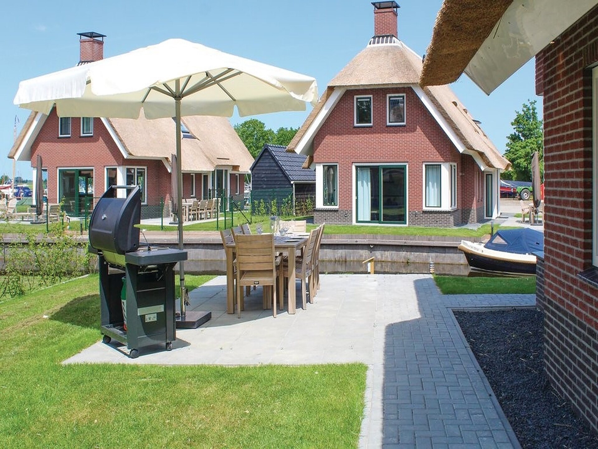 Luxe rietgedekte villa aan het water met sauna in Friesland - foto 9