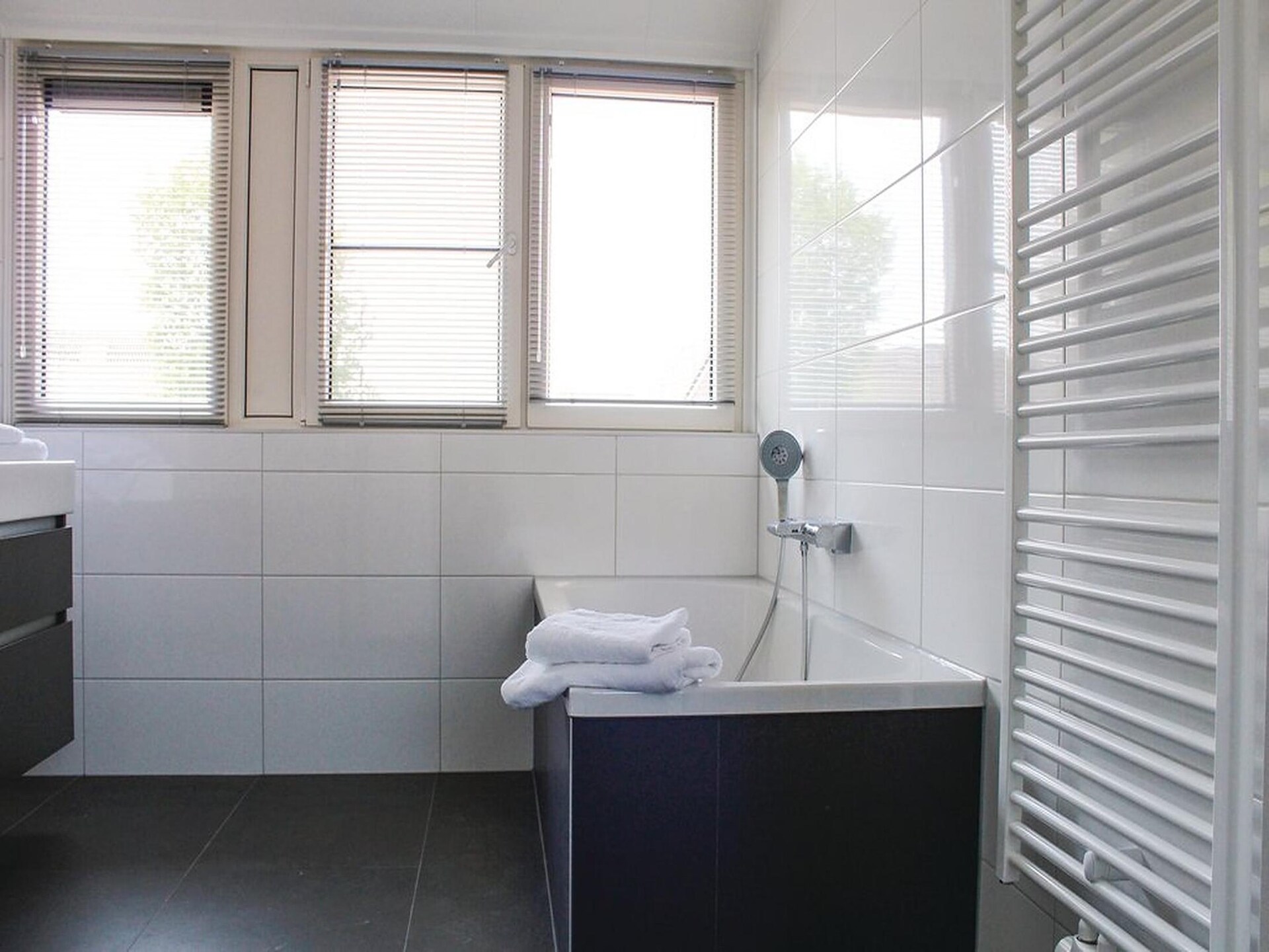 Rietgedekte luxe villa aan het water in Friesland, 8p, sauna, aanlegsteiger - foto 27