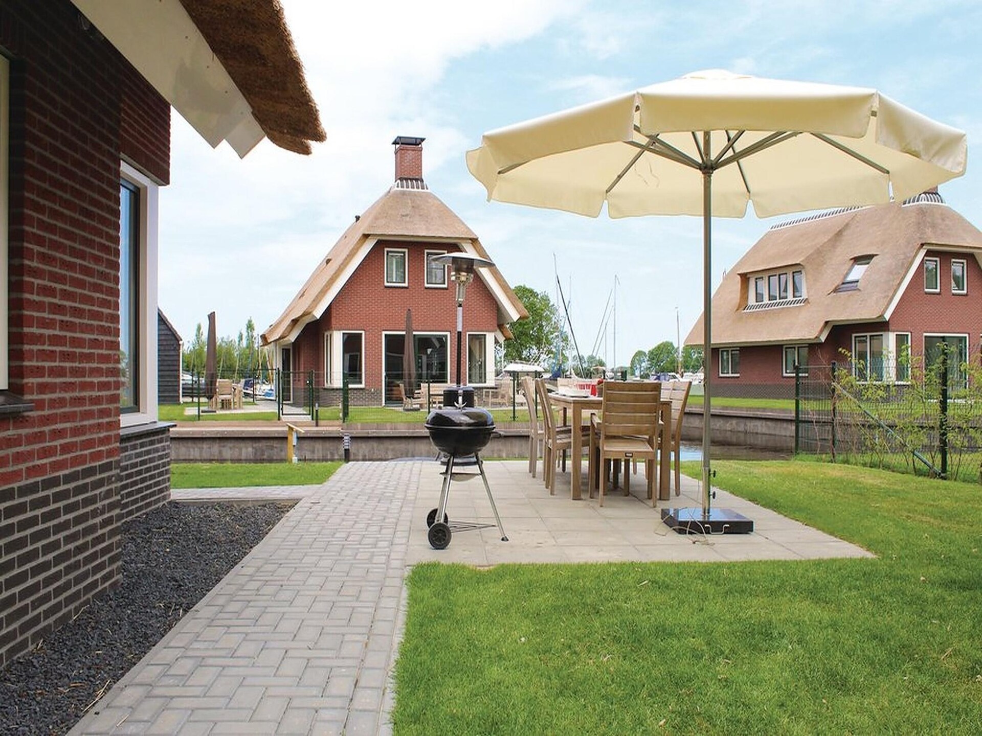 Rietgedekte luxe villa aan het water in Friesland, 8p, sauna, aanlegsteiger - foto 21