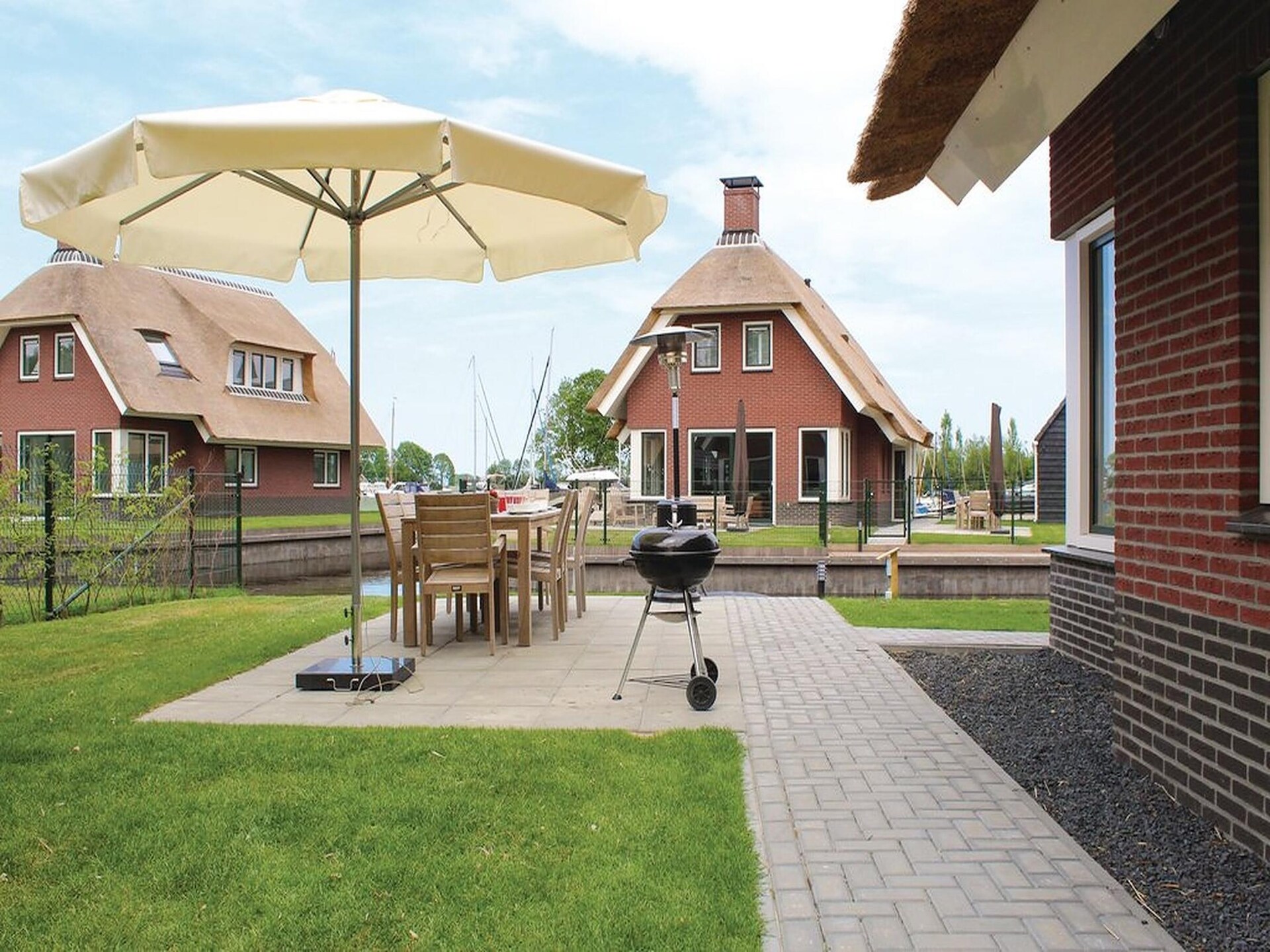 Rietgedekte luxe villa aan het water in Friesland, 8p, sauna, aanlegsteiger - foto 10