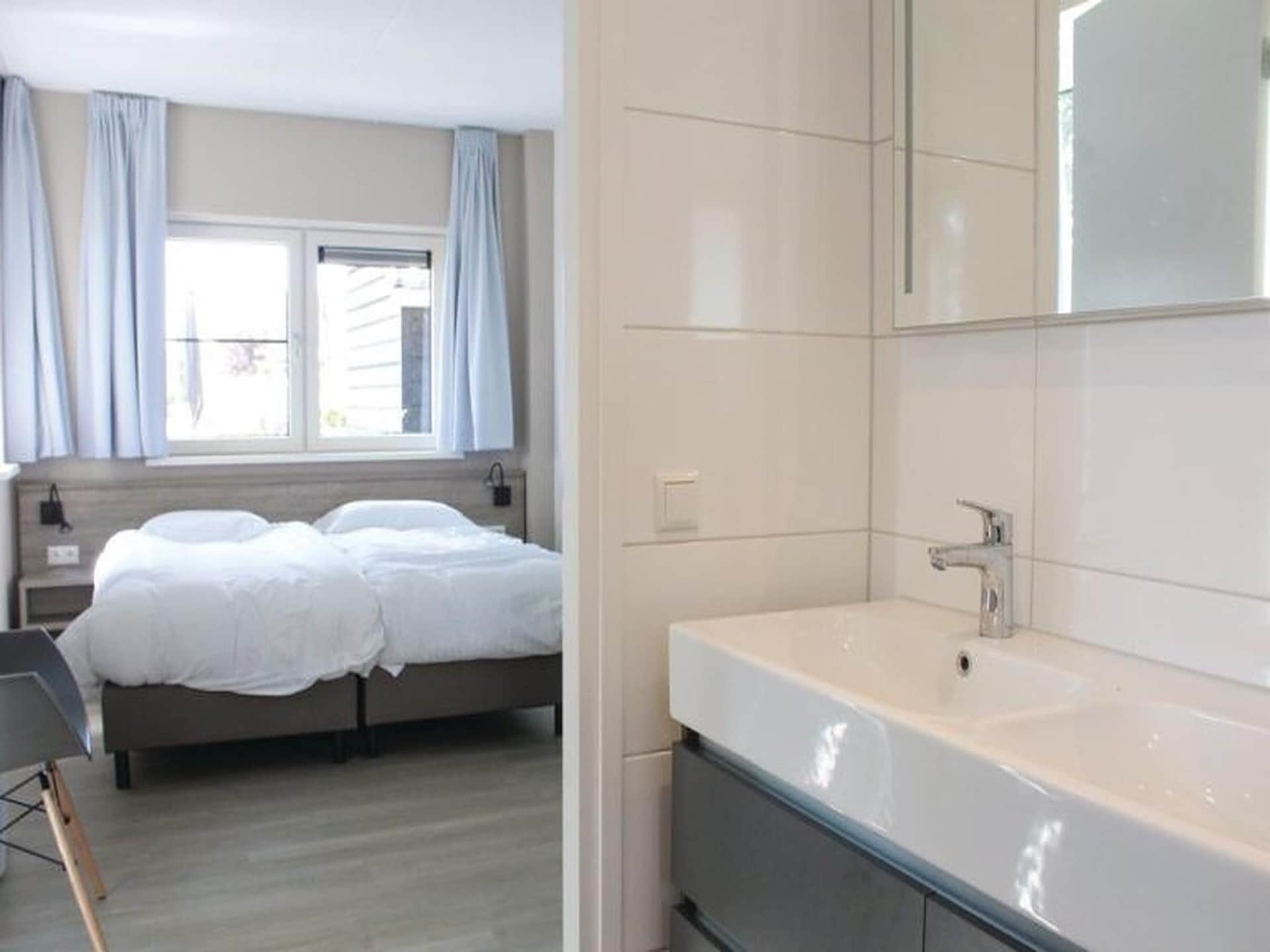 Rietgedekte luxe villa aan het water in Friesland, 8p, sauna, aanlegsteiger - foto 9
