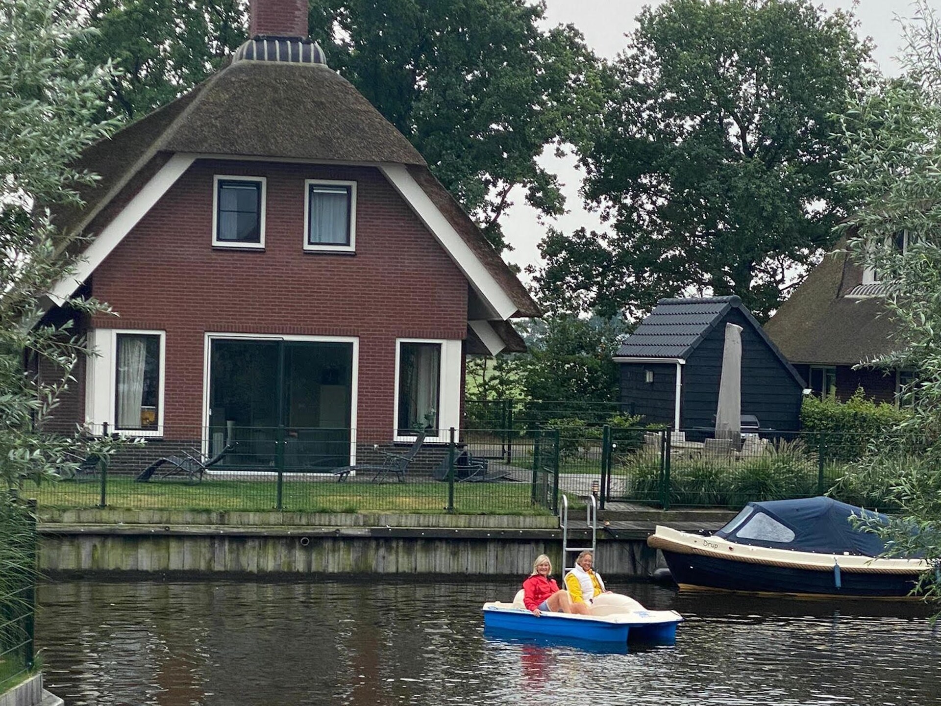 Rietgedekte villa aan het water op kleinschalig park in Friesland - foto 20