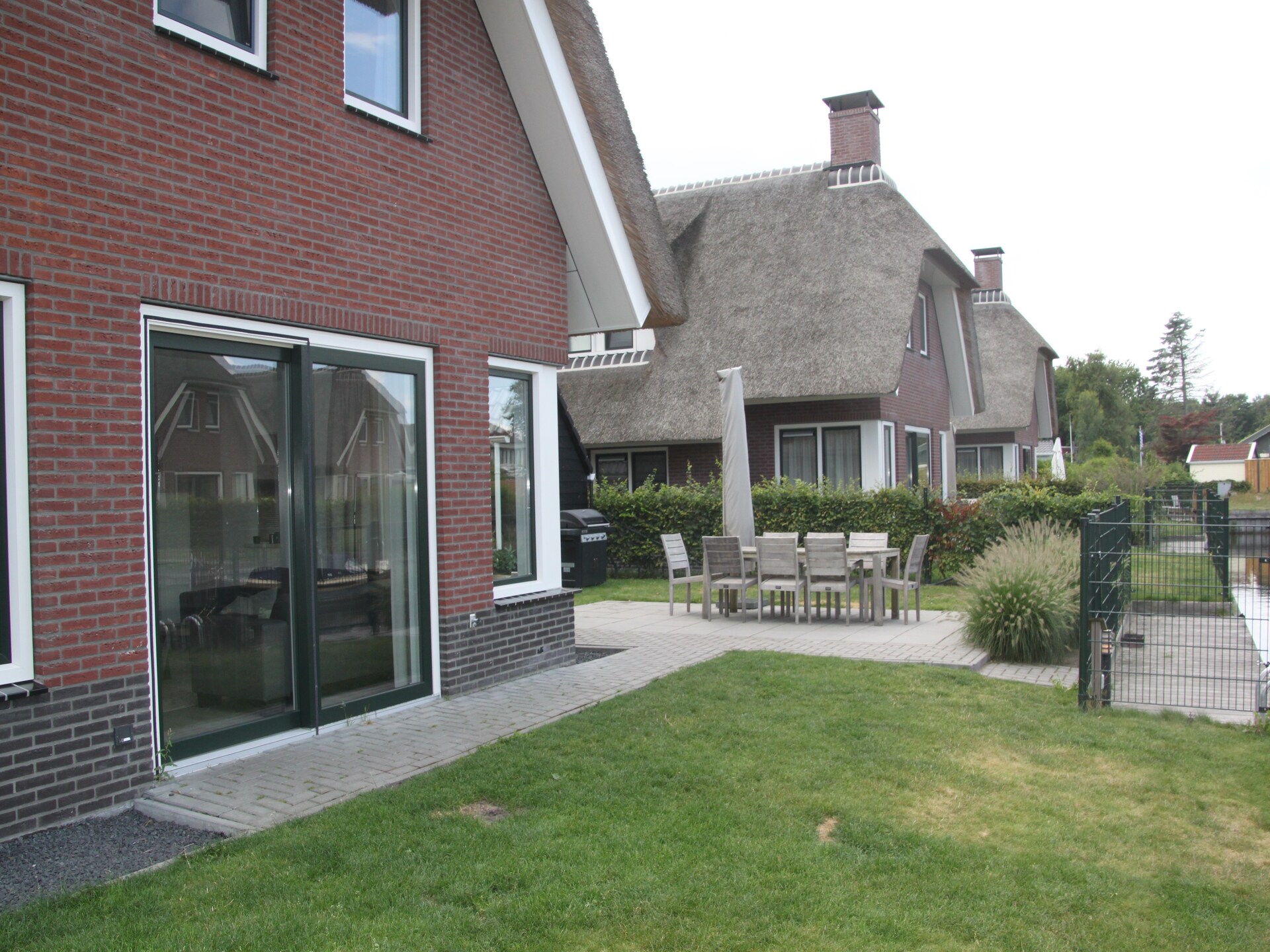 Rietgedekte villa aan het water op kleinschalig park in Friesland - foto 18