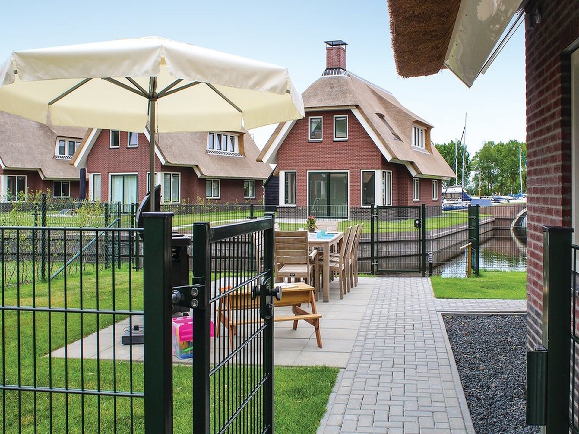 Rietgedekte villa aan het water op kleinschalig park in Friesland - foto 16