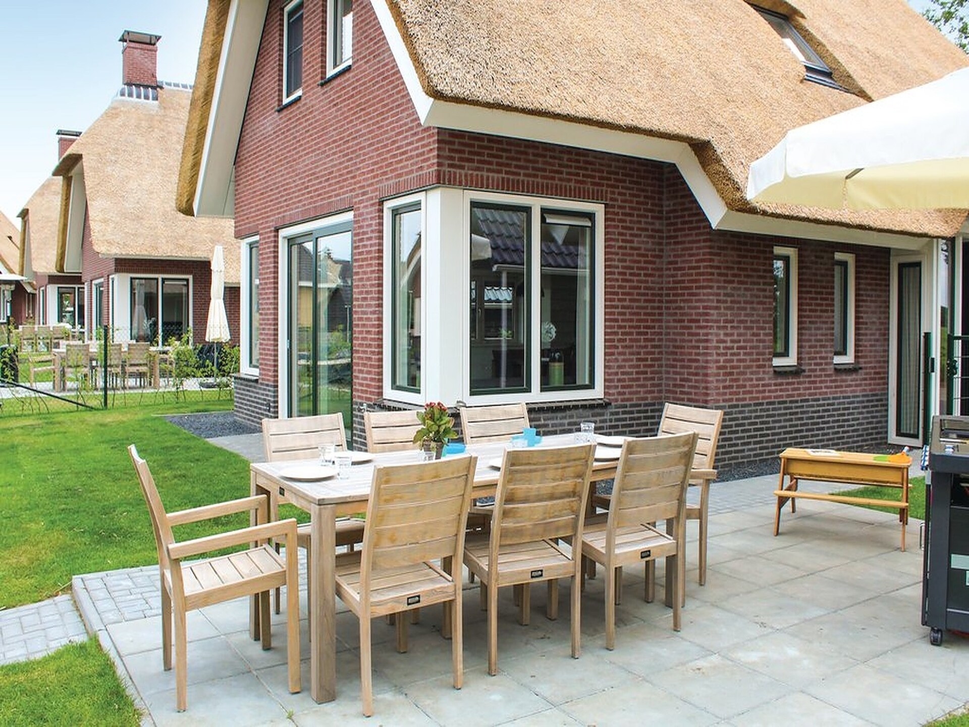 Rietgedekte villa aan het water op kleinschalig park in Friesland - foto 5
