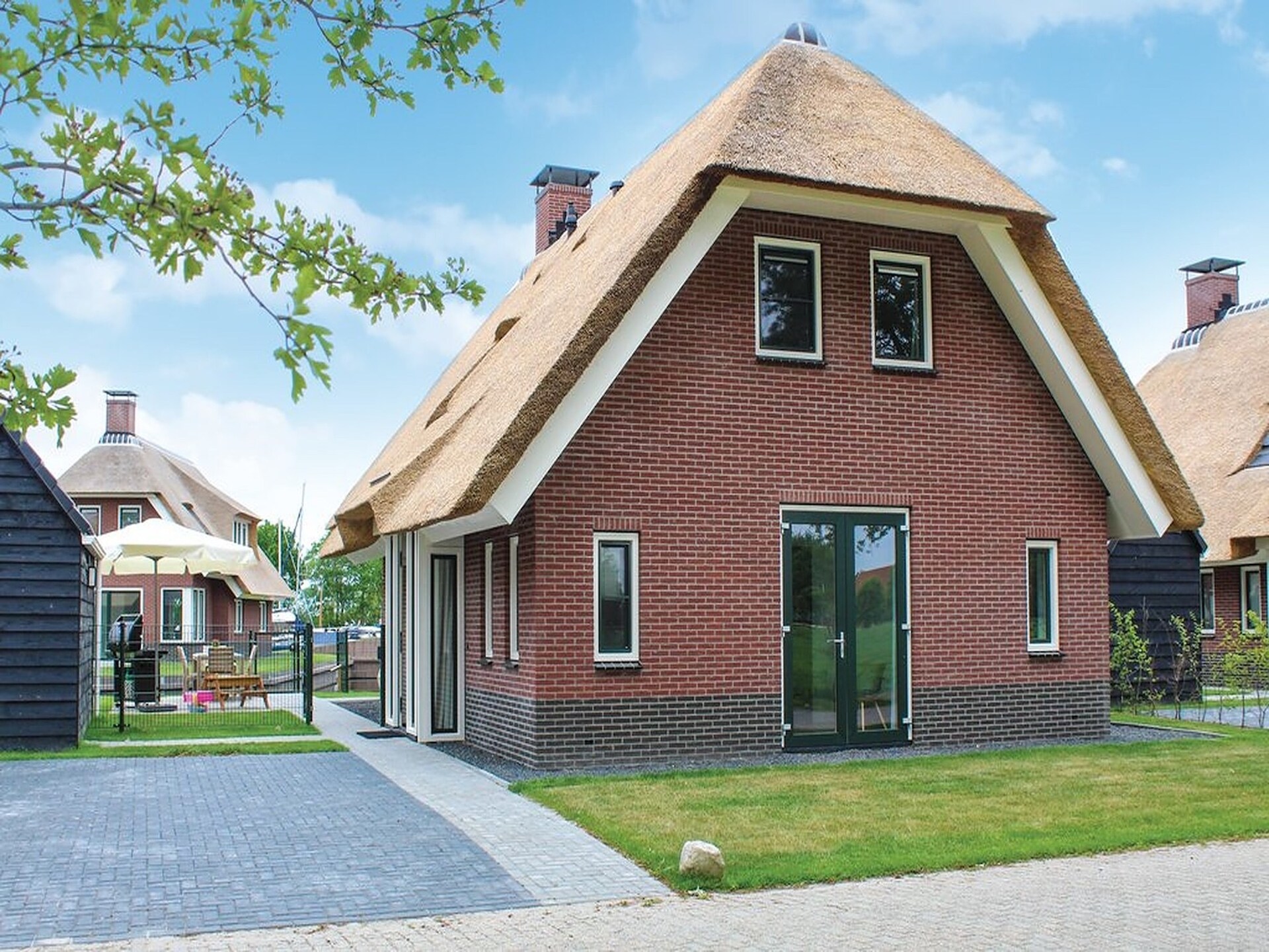 Rietgedekte villa aan het water op kleinschalig park in Friesland - foto 10