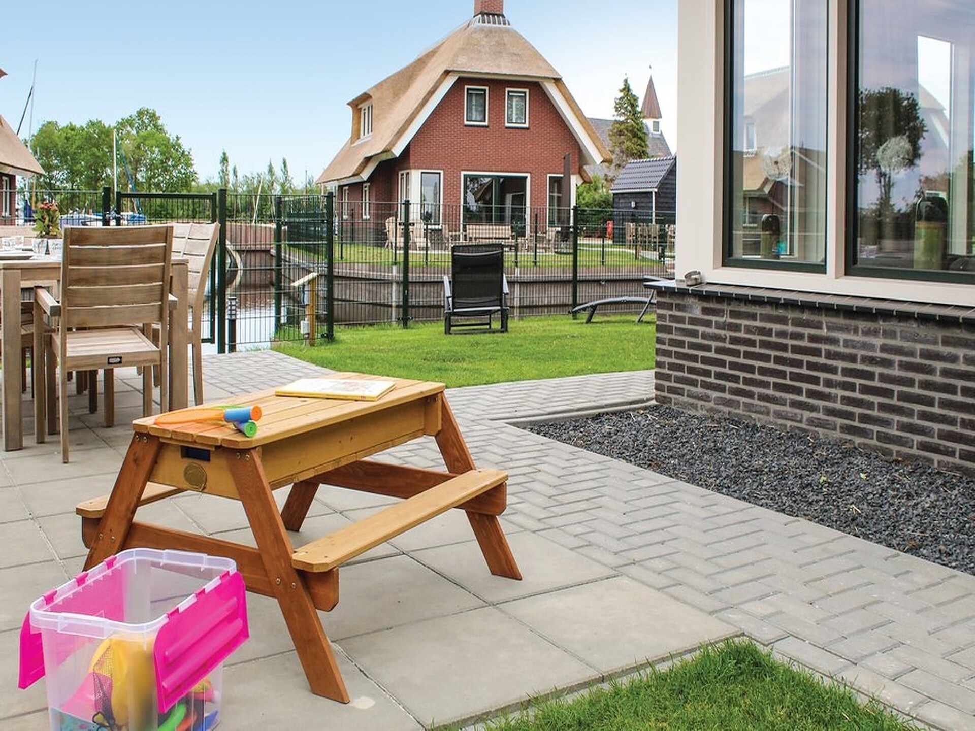 Rietgedekte villa aan het water op kleinschalig park in Friesland - foto 14