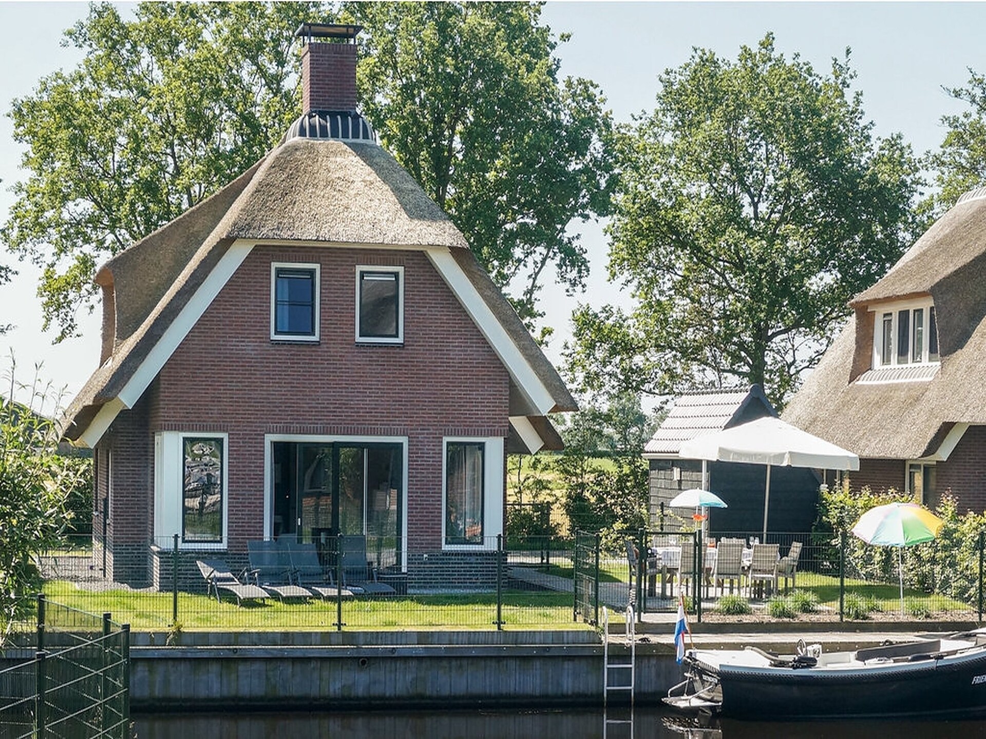 Rietgedekte villa aan het water op kleinschalig park in Friesland - foto 13