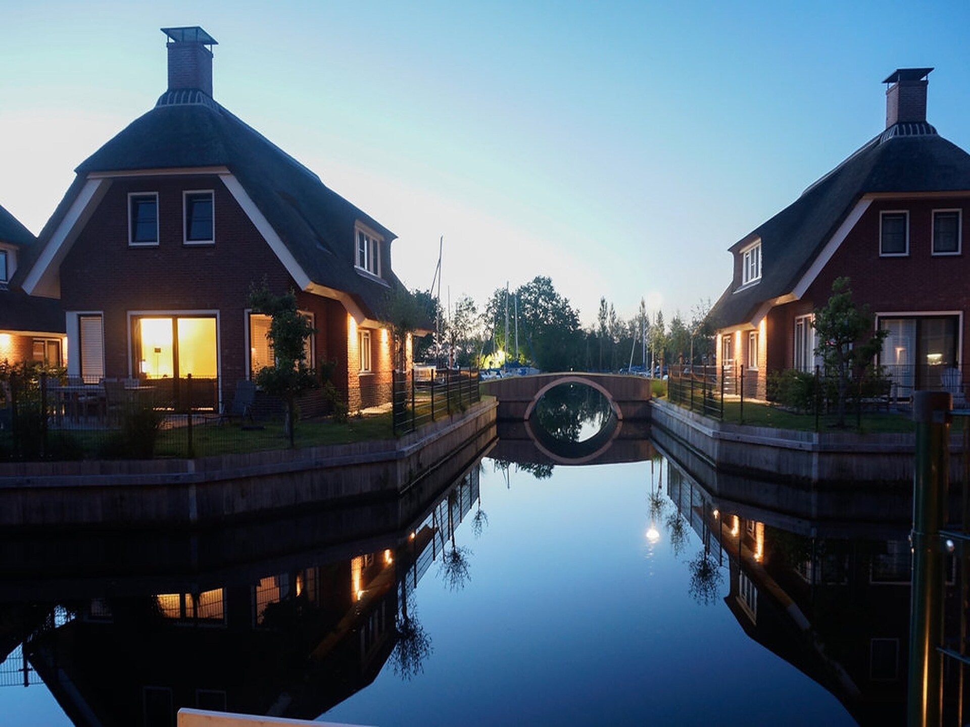 Rietgedekte villa aan het water op kleinschalig park in Friesland - foto 15