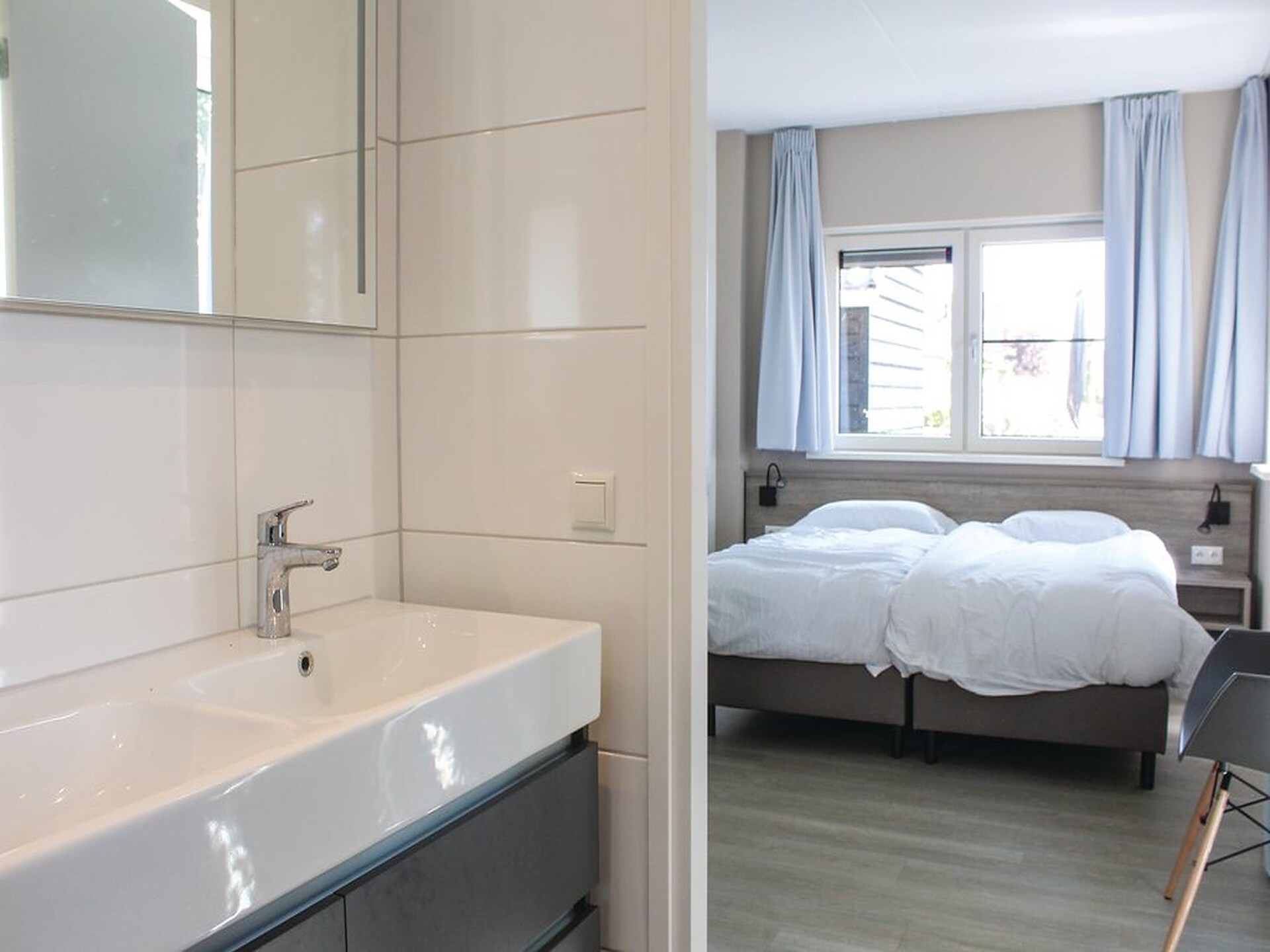 Rietgedekte villa aan het water op kleinschalig park in Friesland - foto 12