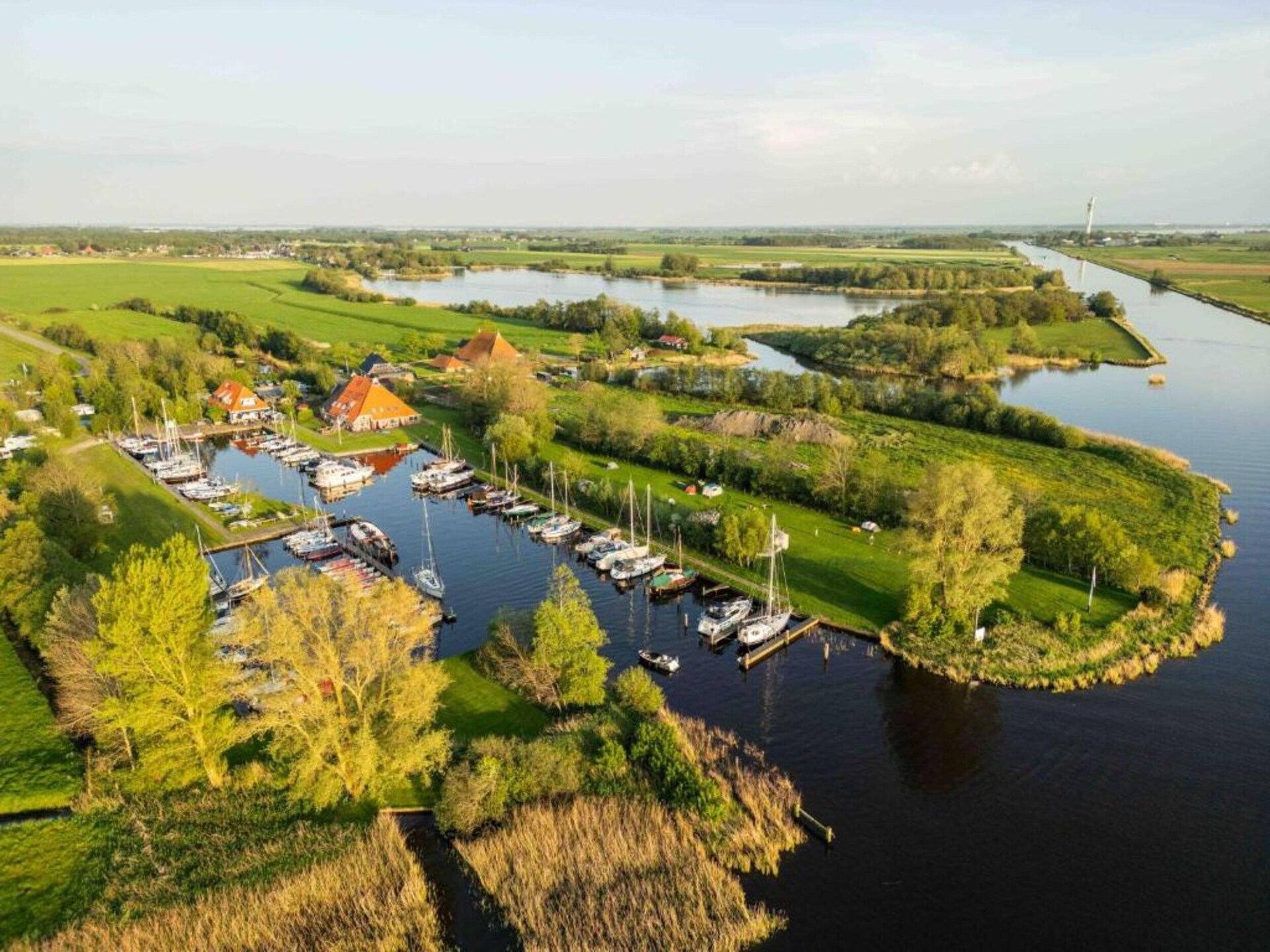 Rietgedekte villa aan het water op kleinschalig park in Friesland - foto 38
