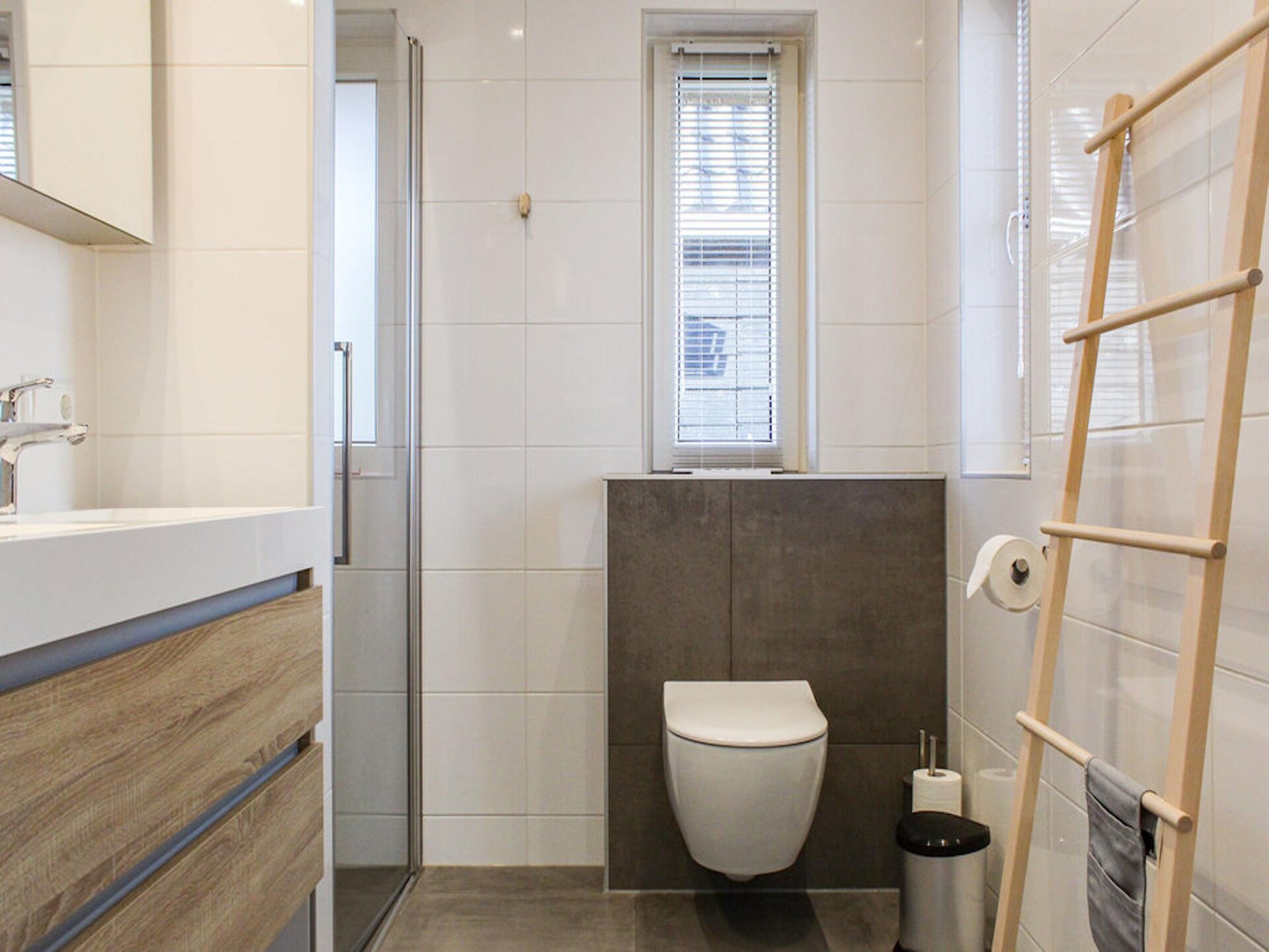 Rietgedekte villa aan het water voor 9 personen op Recreatiepark Idskenhuizen - foto 16