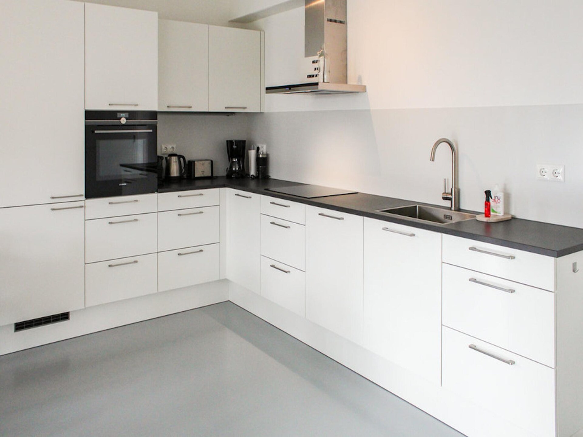 Rietgedekte villa aan het water voor 9 personen op Recreatiepark Idskenhuizen - foto 2
