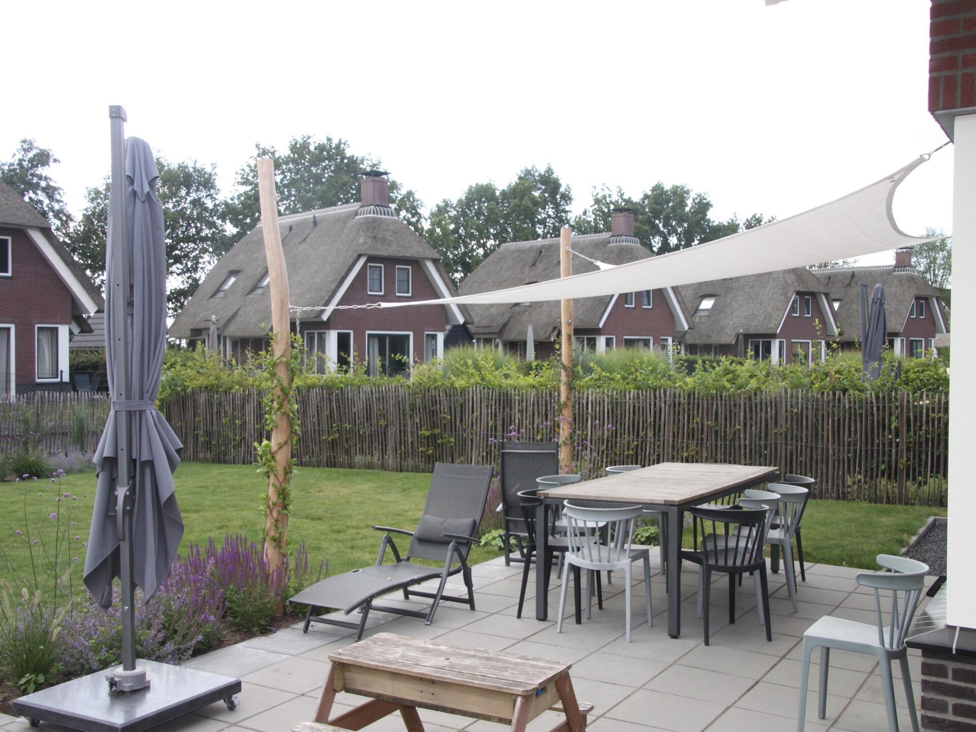 Rietgedekte villa aan het water voor 9 personen op Recreatiepark Idskenhuizen - foto 9