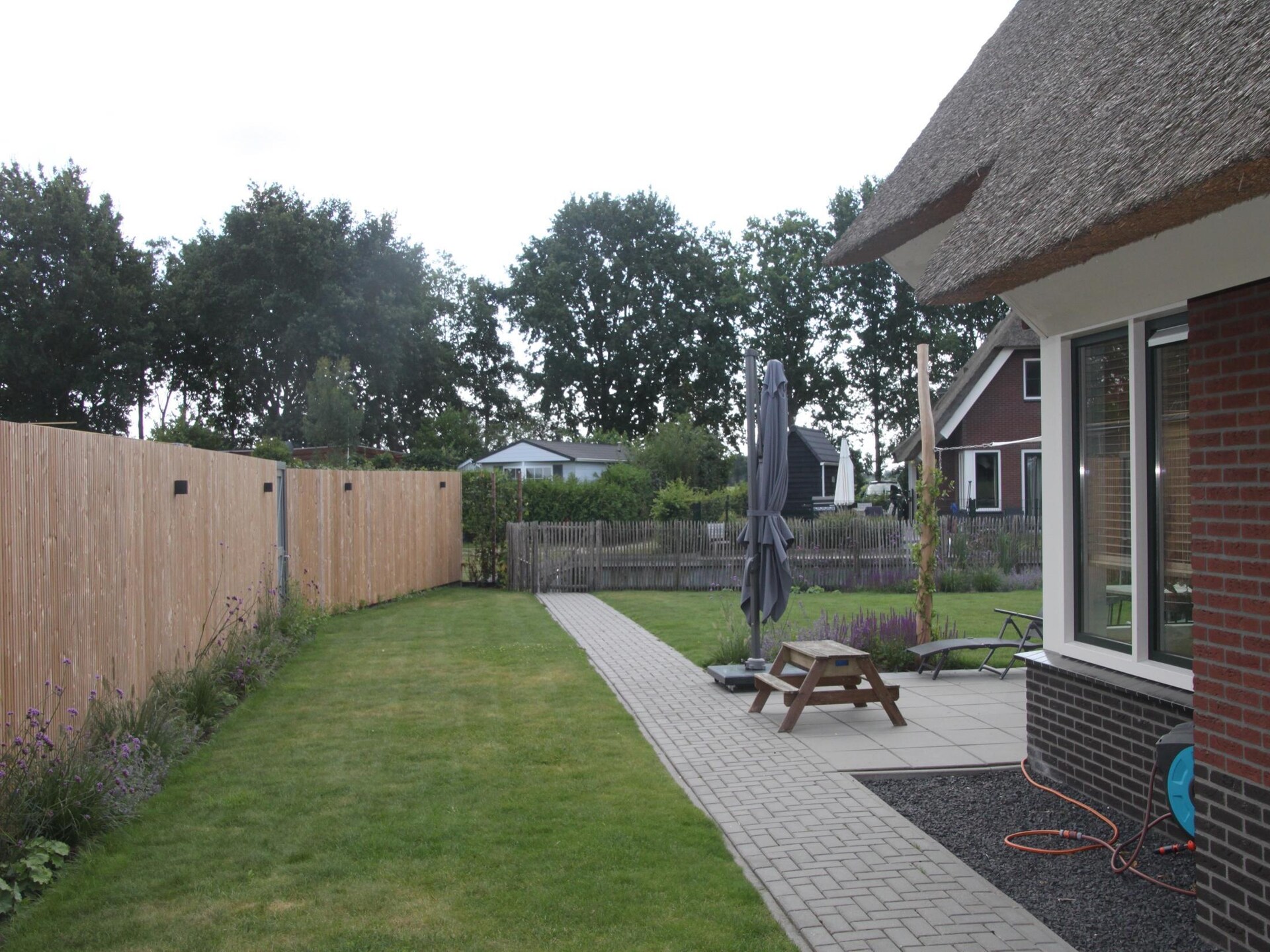 Rietgedekte villa aan het water voor 9 personen op Recreatiepark Idskenhuizen - foto 15