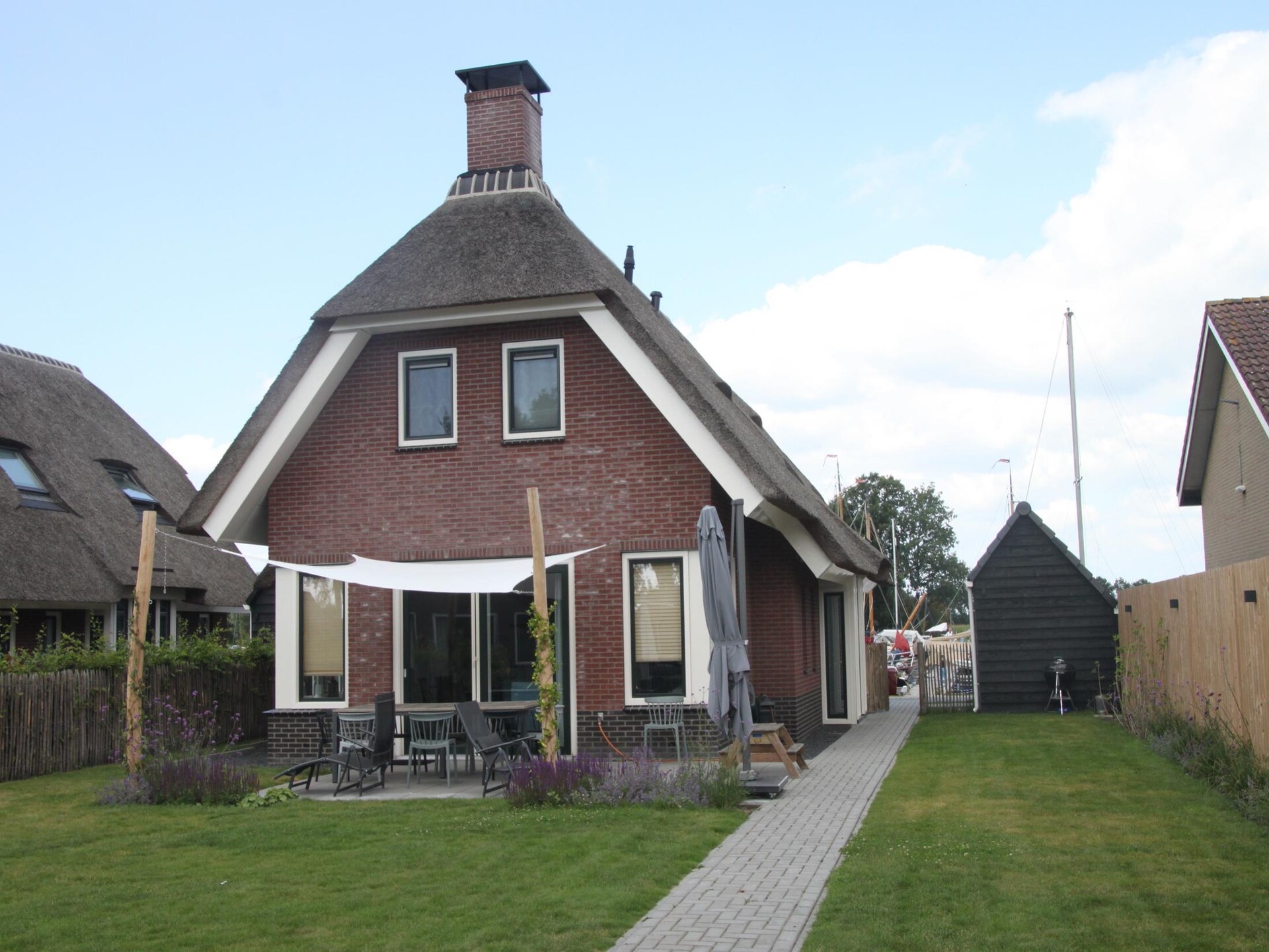 Rietgedekte villa aan het water voor 9 personen op Recreatiepark Idskenhuizen - foto 5