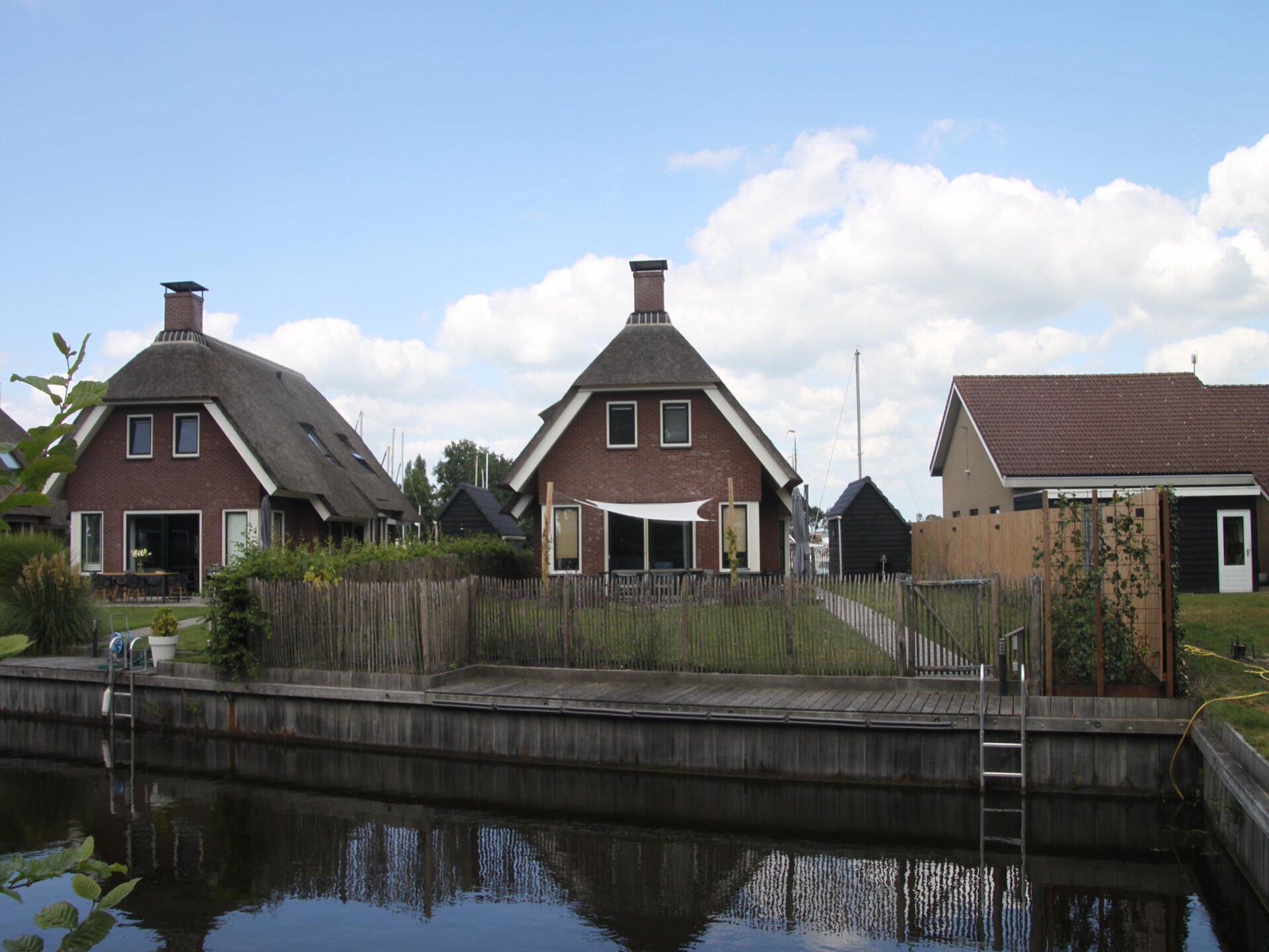 Rietgedekte villa aan het water voor 9 personen op Recreatiepark Idskenhuizen - foto 11