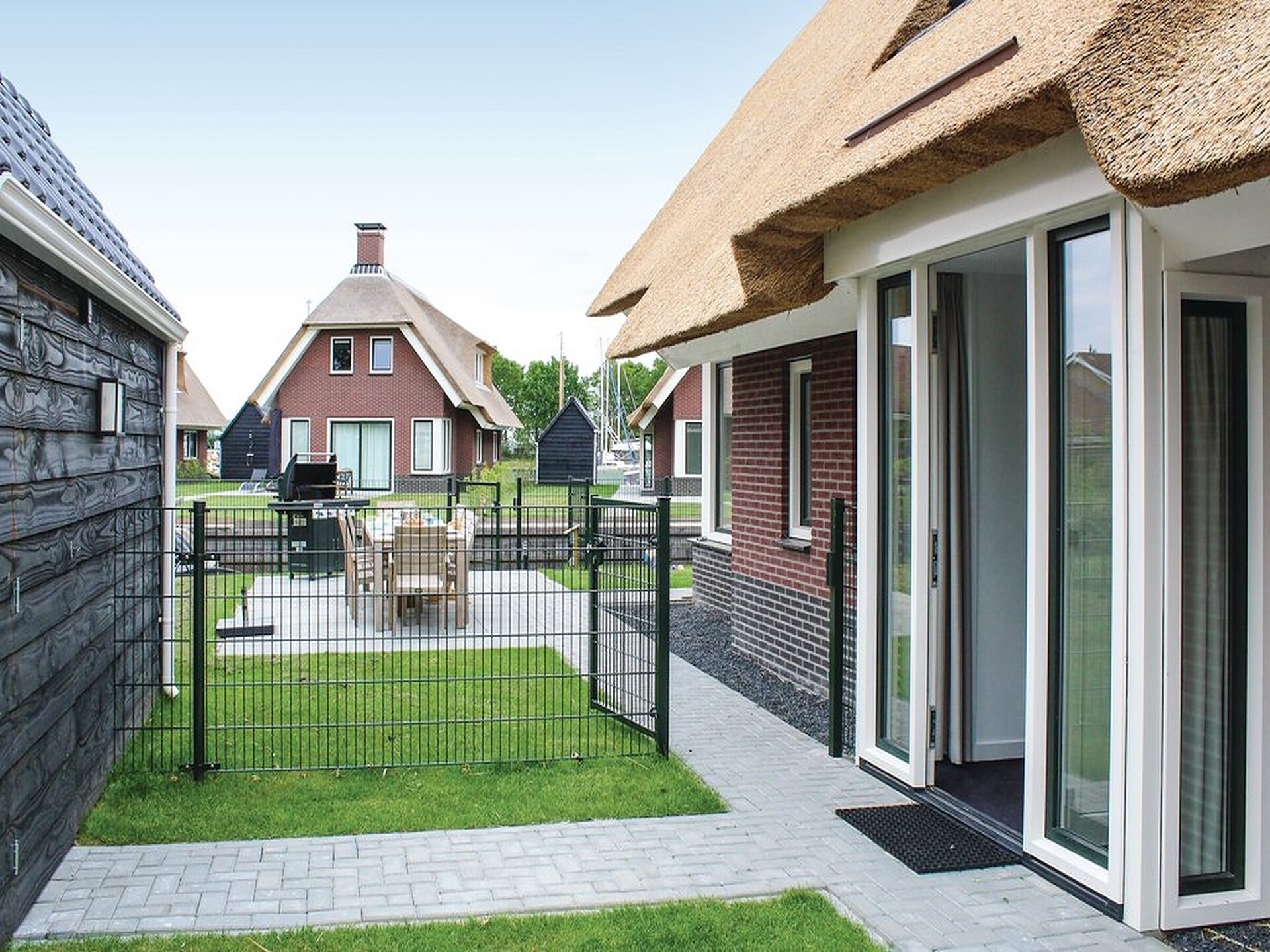 Rietgedekte 10-persoonsvilla met aanlegsteiger in Friesland - foto 8