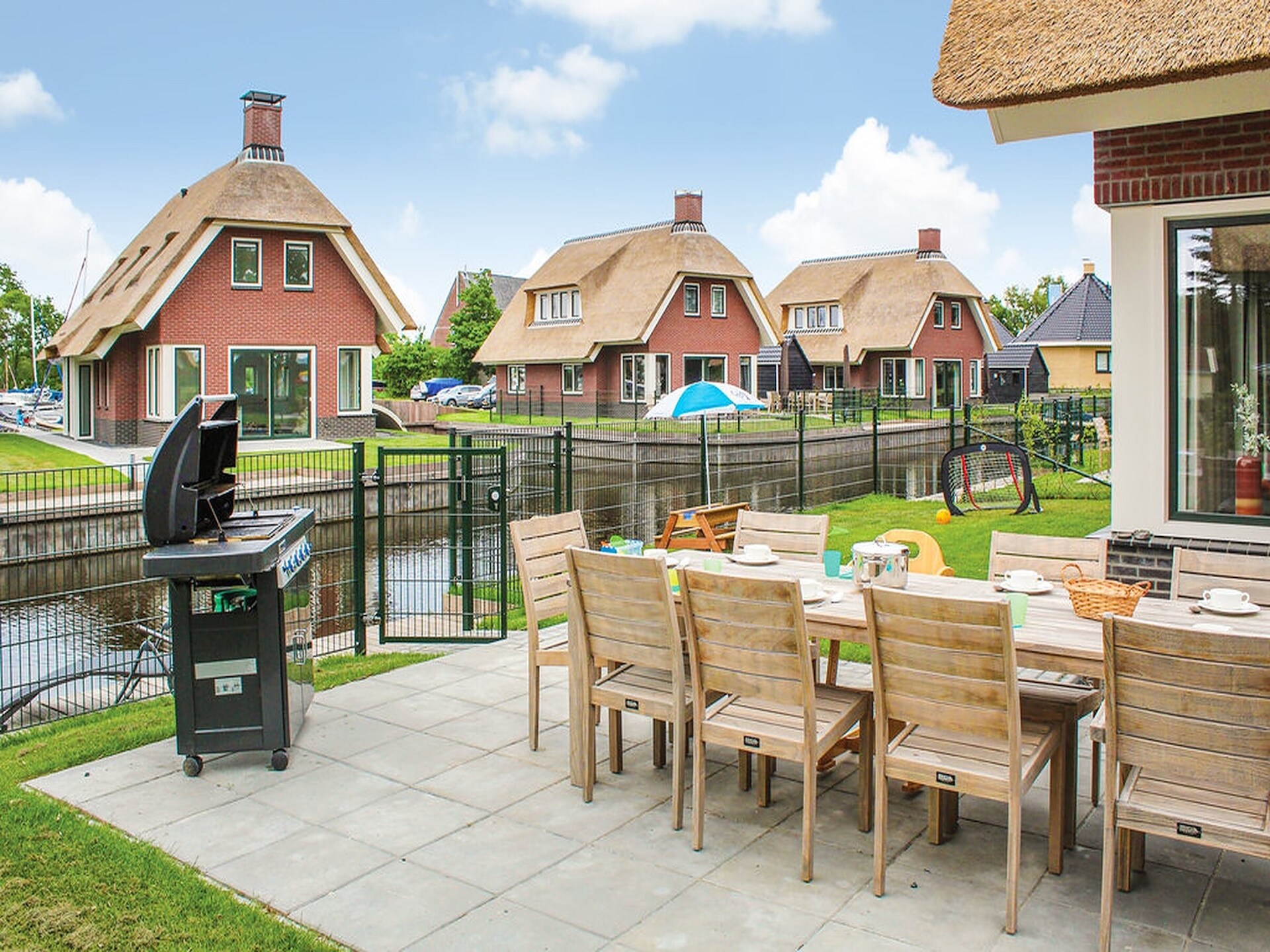 Rietgedekte 10-persoonsvilla met aanlegsteiger in Friesland - foto 4