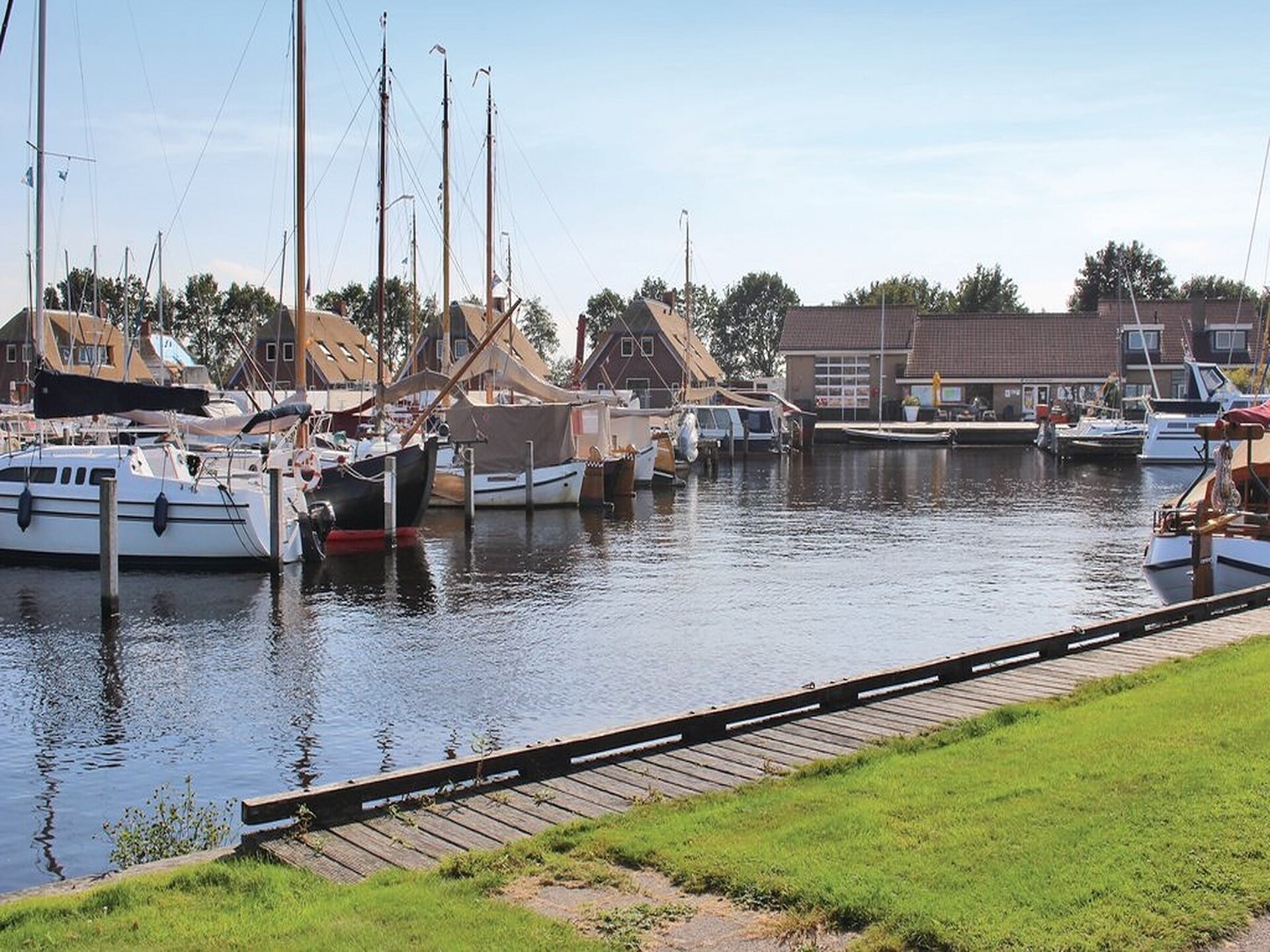 Rietgedekte 10-persoonsvilla met aanlegsteiger in Friesland - foto 14