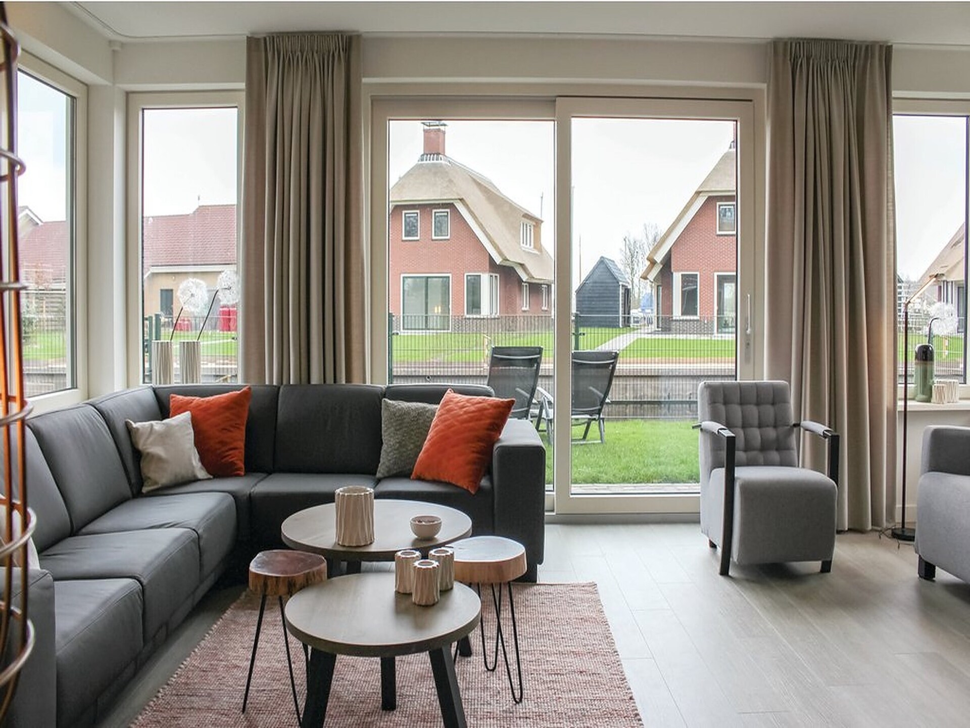 Rietgedekte 10-persoonsvilla met aanlegsteiger in Friesland - foto 2