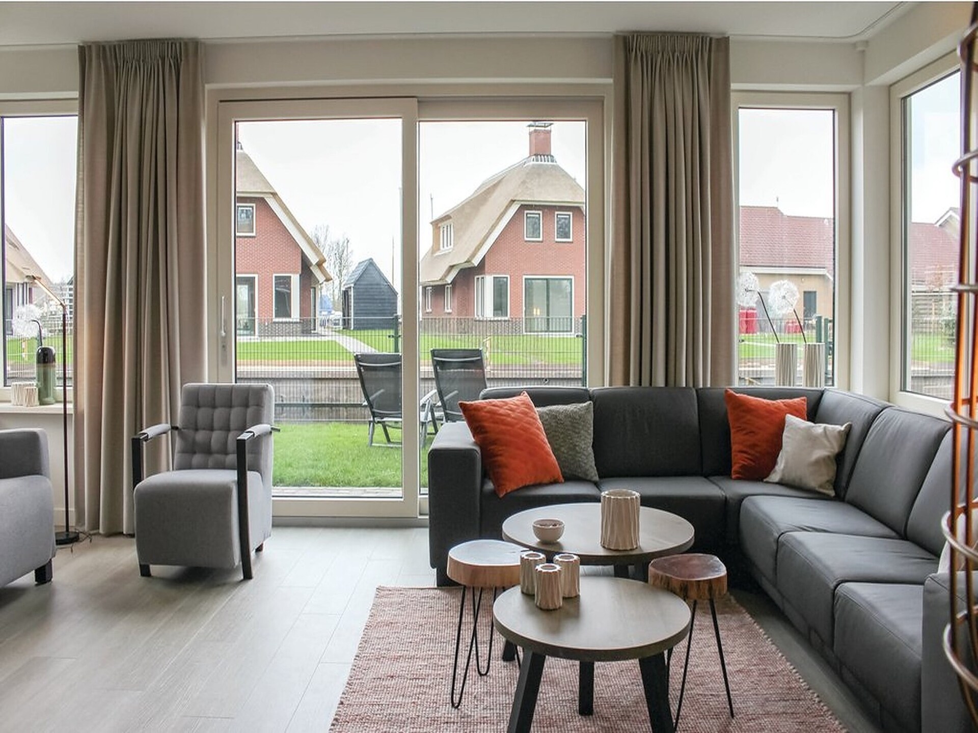 Rietgedekte 10-persoonsvilla met aanlegsteiger in Friesland - foto 11