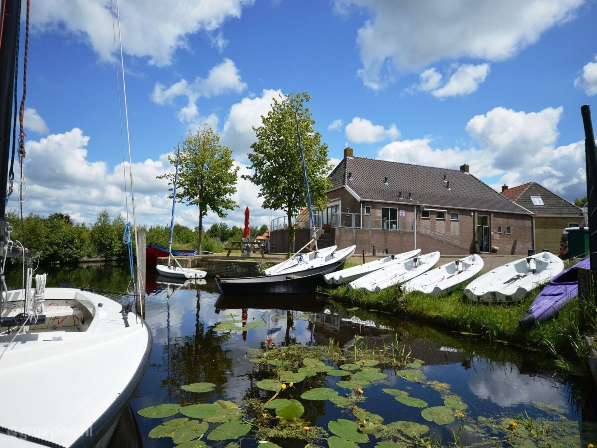 Rietgedekte 10-persoonsvilla met aanlegsteiger in Friesland - foto 17